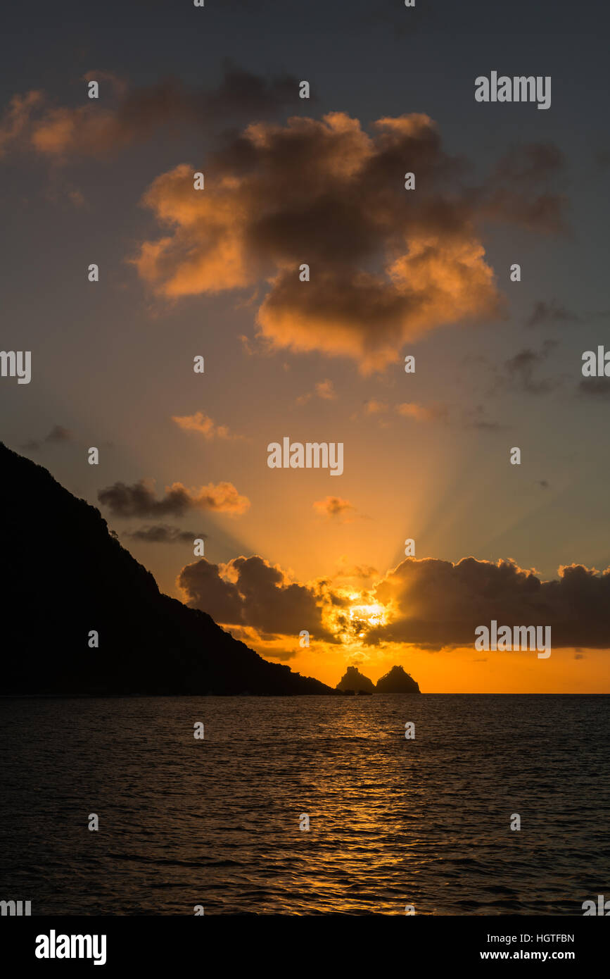 Le Brésil, l'océan Atlantique, Fernando de Noronha, coucher du soleil à l'Ile de Morro , au-dessus de l'Ilhas Bois Irmaos, le frère jumeau Islands Banque D'Images