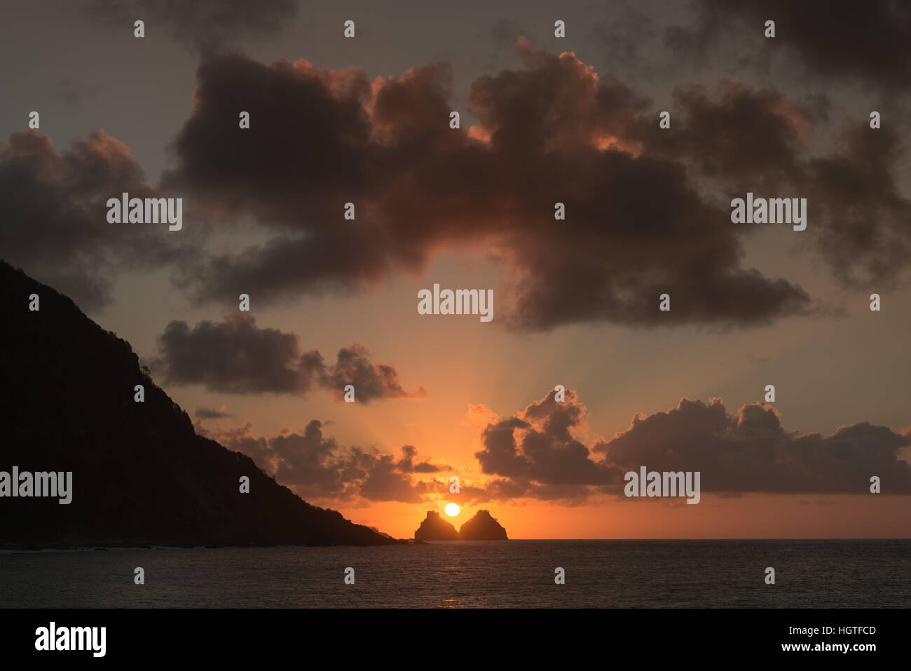 Le Brésil, l'océan Atlantique, Fernando de Noronha, coucher du soleil à l'Ile de Morro , au-dessus de l'Ilhas Bois Irmaos, le frère jumeau Islands Banque D'Images