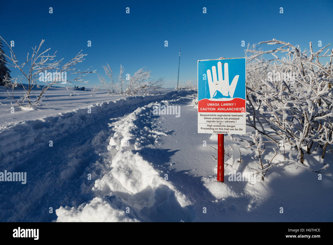 Paysage de montagne d'hiver, panneau "Attention avalanches', route de Hala Gąsienicowa, Tatry Mountains, Pologne Banque D'Images
