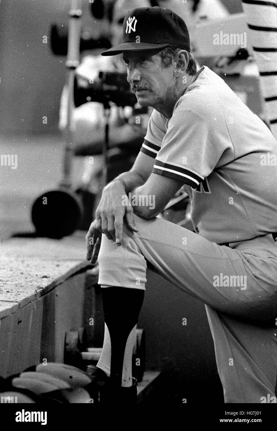 New York Yankees manager Billy Martin le domaine des enquêtes avant de jeu avec les Rangers du Texas à l'ancien stade à Arlington Arlington au Texas, photo de Bill Belknap 1985 Banque D'Images