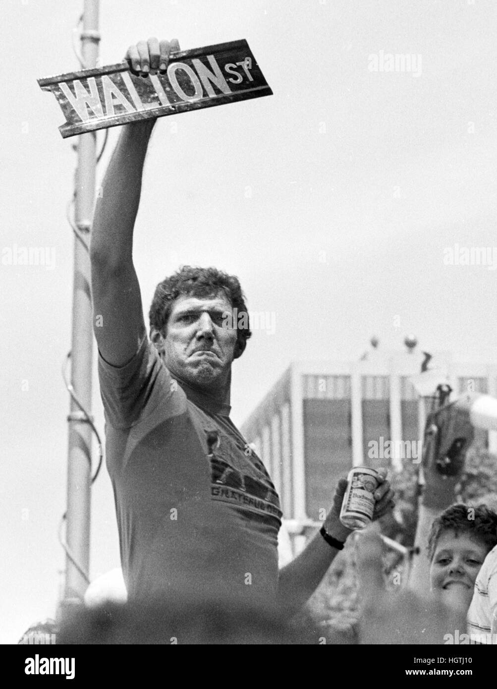 Boston Celtics Bill Walton est titulaire d'une "Walton' street sign adopté jusqu'à lui par un ventilateur pendant la parade de la victoire 1986 Boston Celtics de Boston MA USA. Les Celtics ont remporté leur 16e titre de champion NBA contre les Rockets de Houston en 1986. photo de Bill belknap Banque D'Images