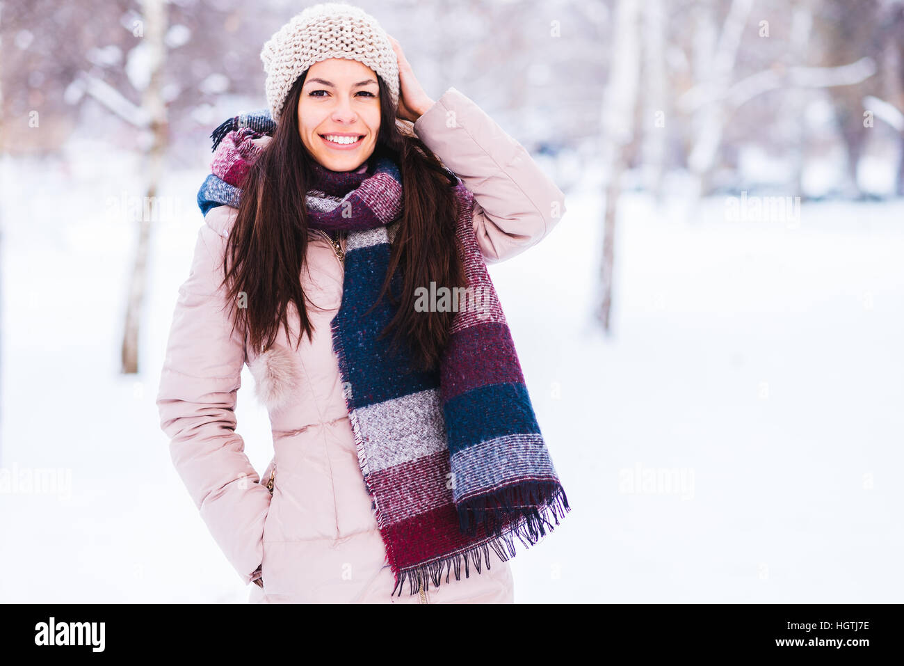 Jeune fille posant sur un jour d'hiver Banque D'Images