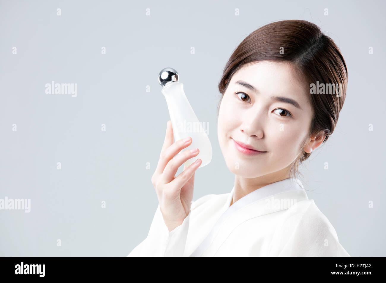 Portrait of young woman in traditional Korean clothes posing with cosmetic Banque D'Images