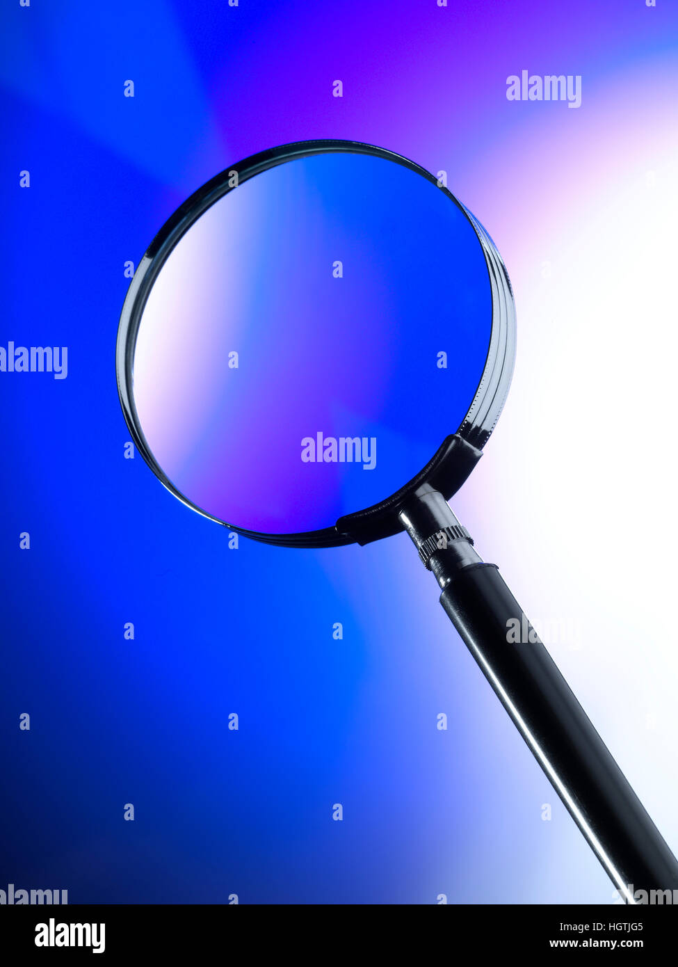 Loupe avec fond bleu Banque D'Images