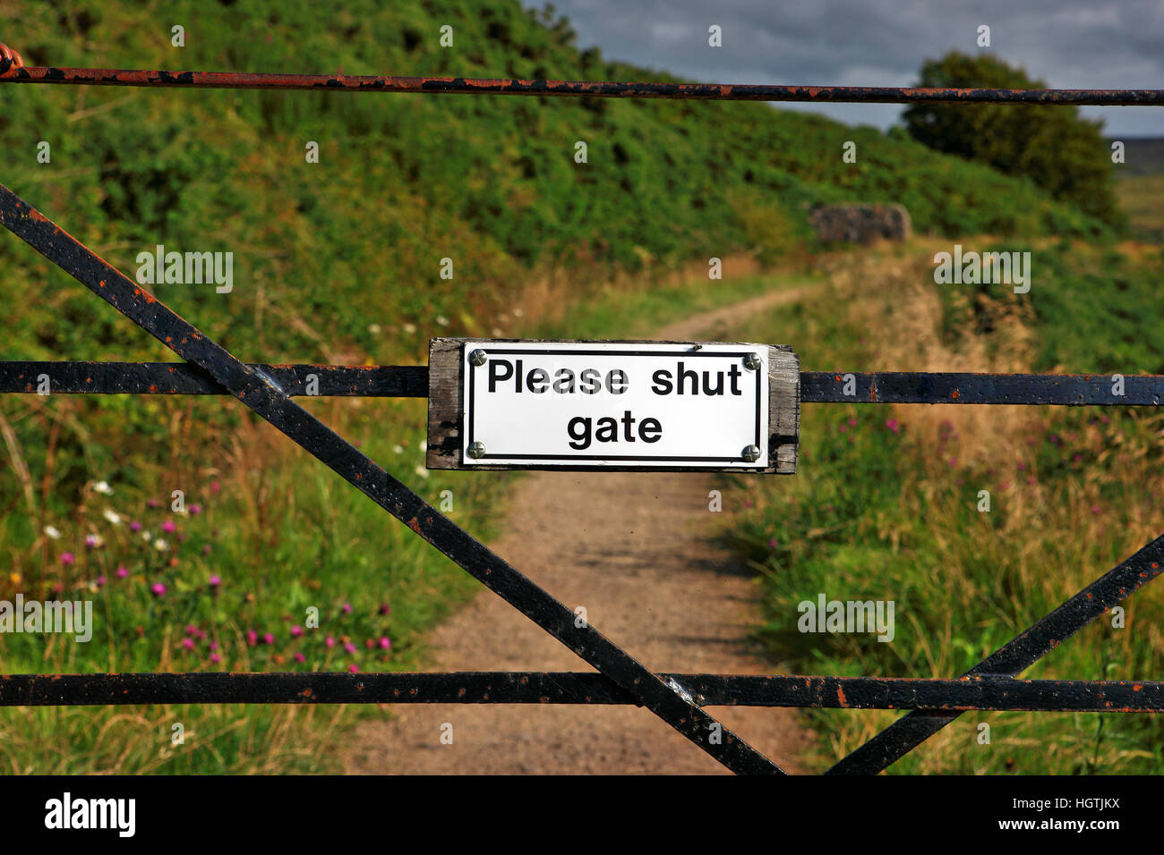 Veuillez fermer Gate sign sur chemin de pays Banque D'Images