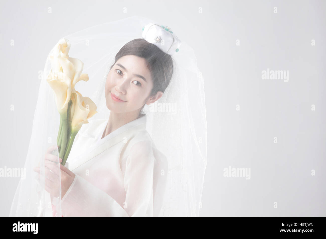 Portrait de jeune femme en vêtements traditionnels coréens, et voile de mariage Banque D'Images