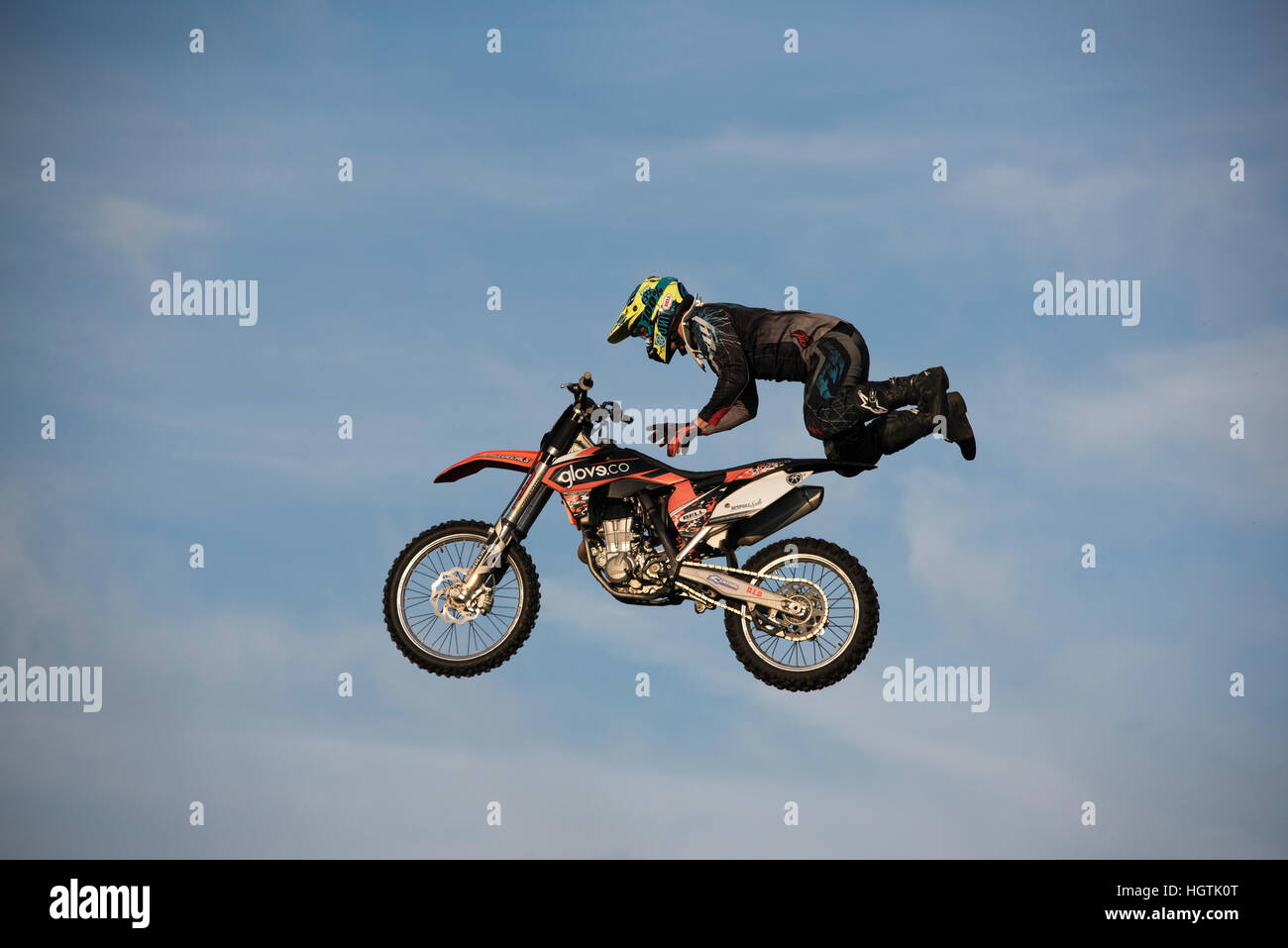 Rider Motocross stunt aérienne audacieuse de la scène. Banque D'Images