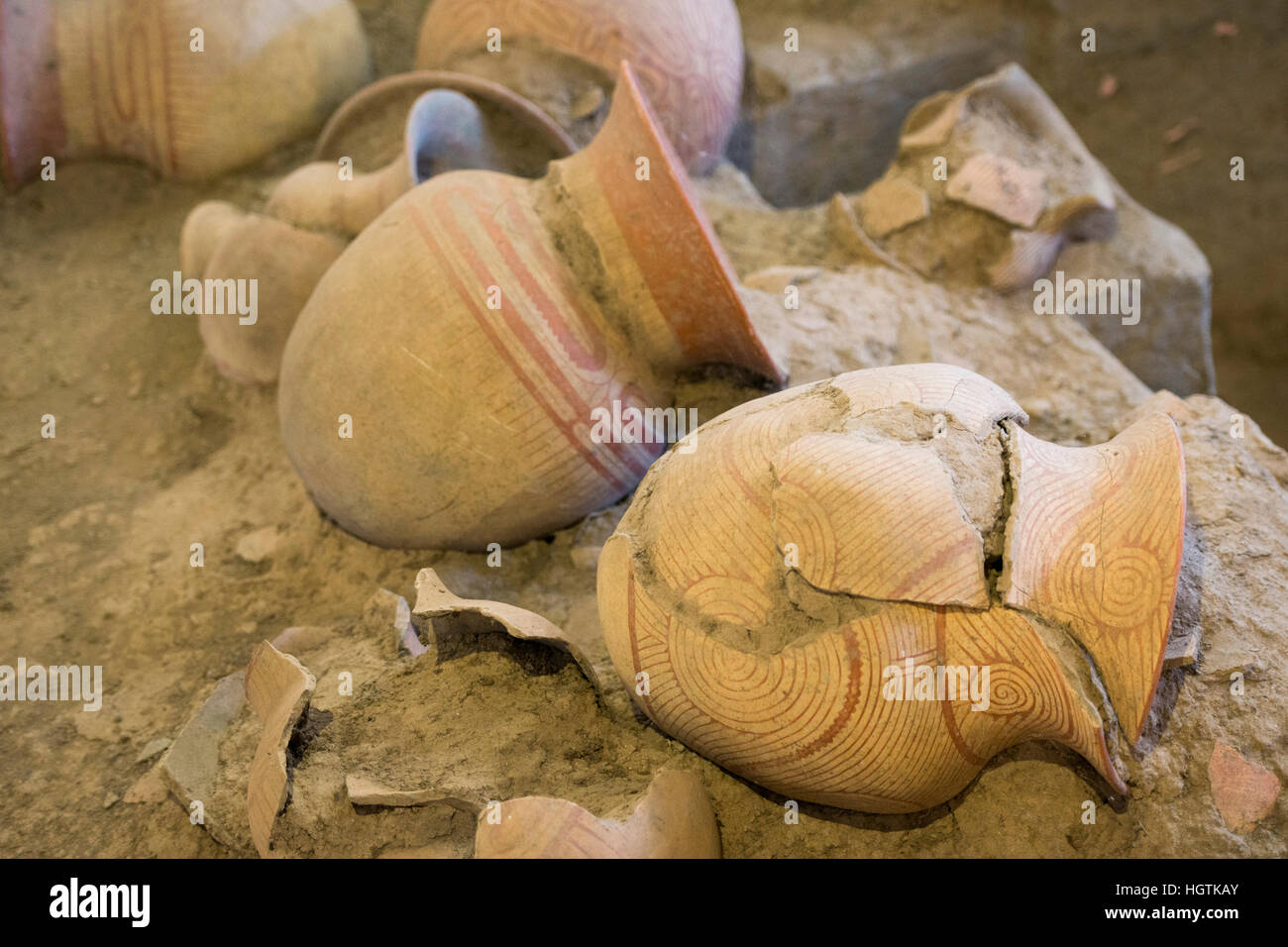 Les sites d'enterrement au musée national de Ban Chiang dans le village de Ban Chiang, près de la ville d'Udon Thani, dans l'Isan dans le nord-est de la Thaïlande. Banque D'Images