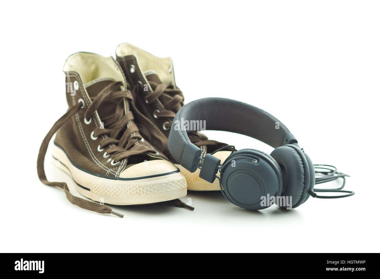 Vintage sneakers et casque isolé sur fond blanc. Banque D'Images