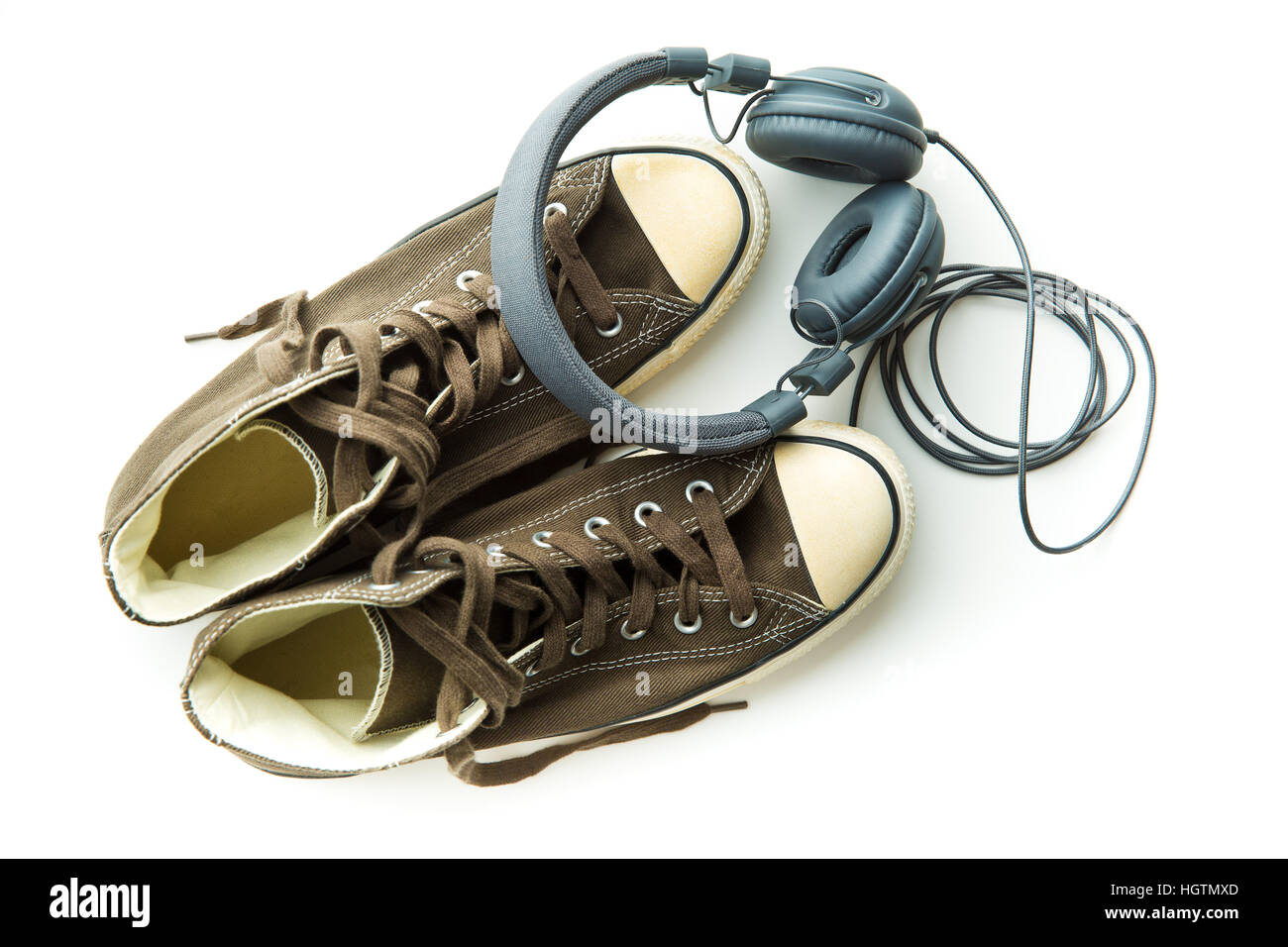 Vintage sneakers et casque isolé sur fond blanc. Banque D'Images