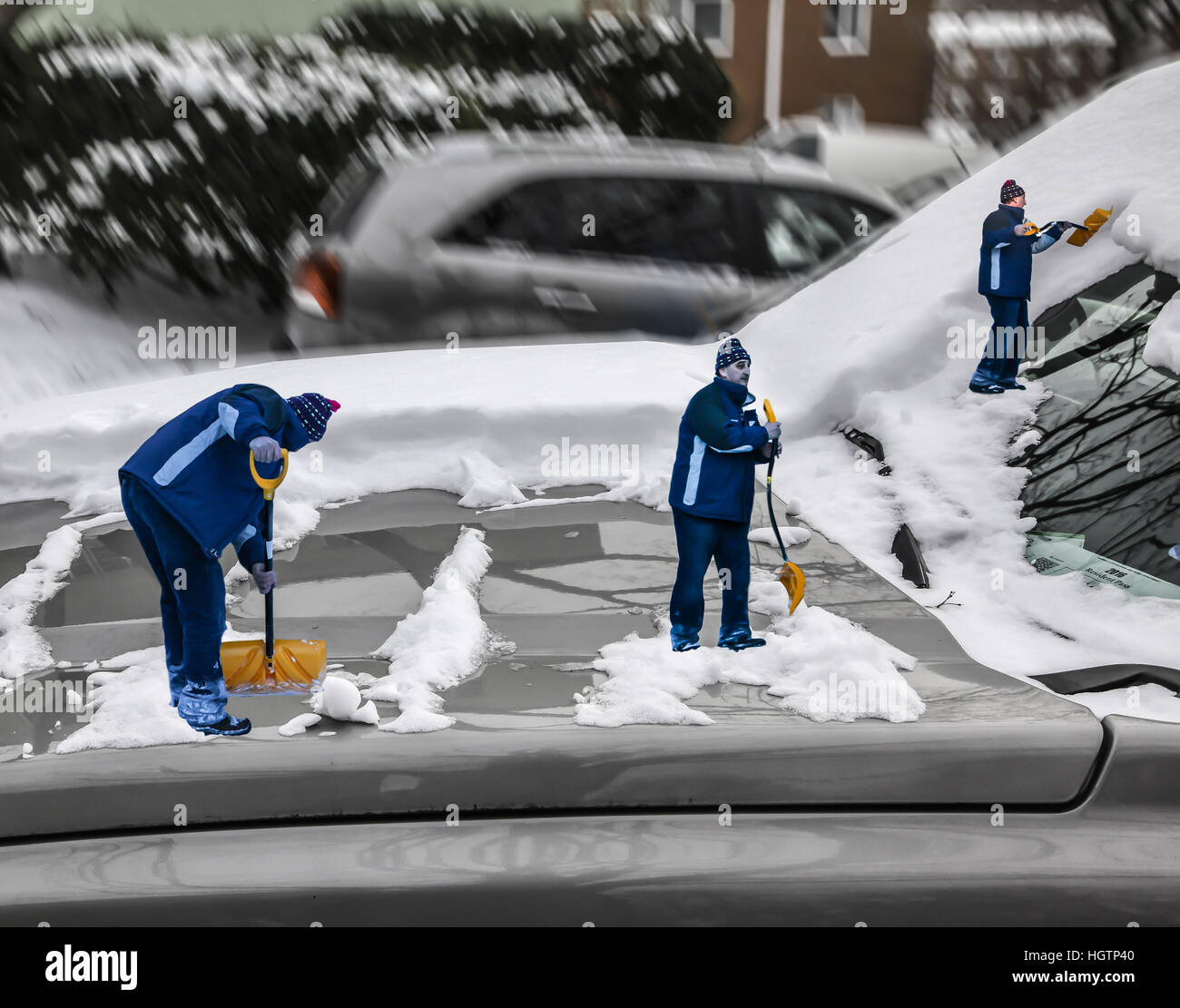 Homme de pelleter de la neige à partir de la voiture après une tempête de neige, modifiées numériquement. Banque D'Images