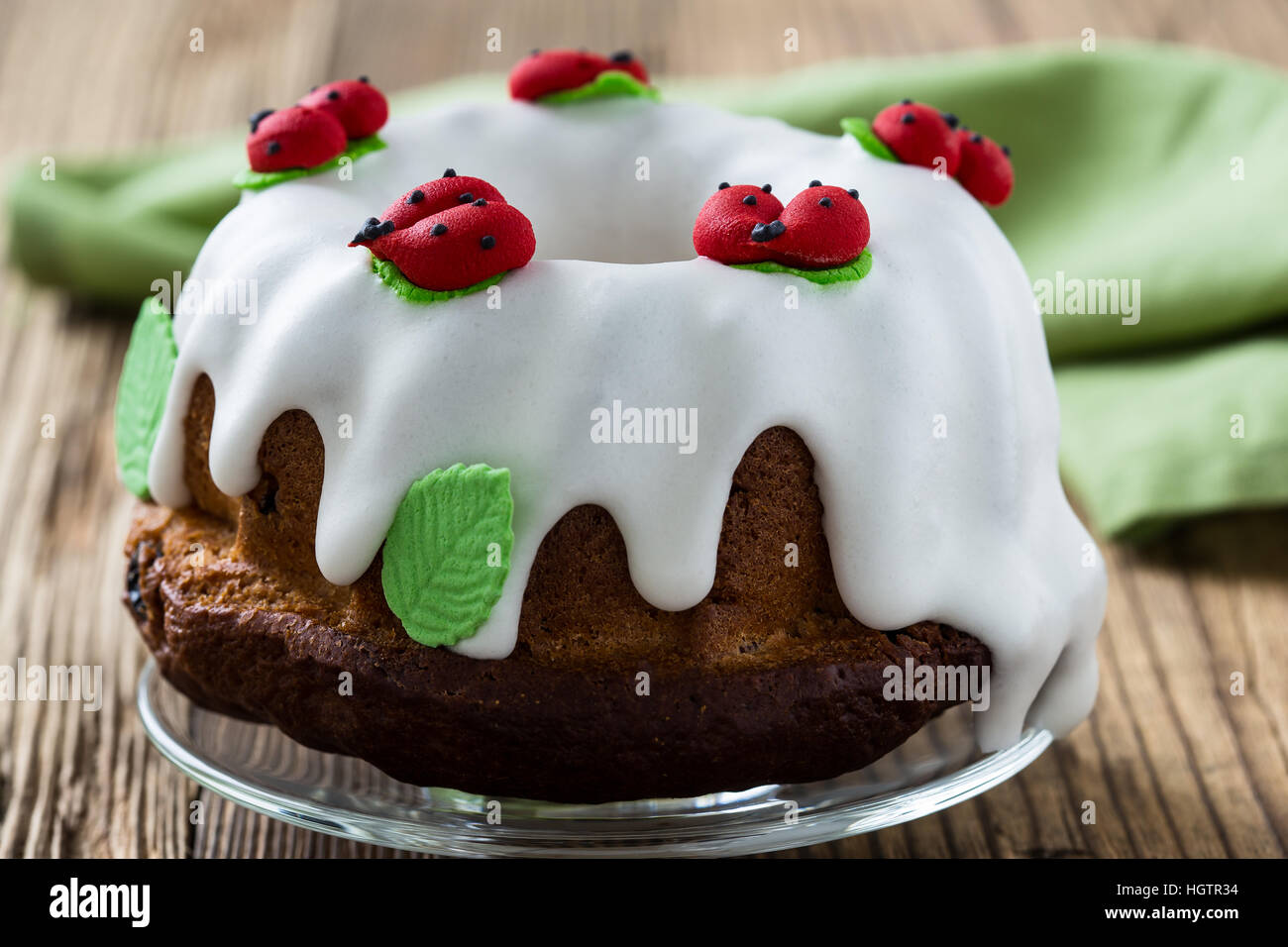 Gateau De Paques Anneau Doux Avec Glace Glacage Et Decoration Sur Table En Bois Rustique Photo Stock Alamy