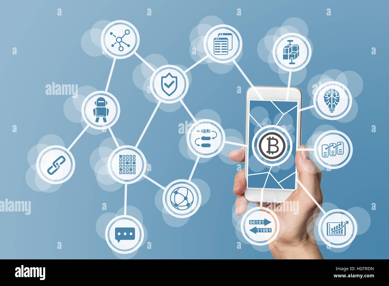 Blockchain et concept bitcoin visualisée par téléphone mobile et fond bleu Banque D'Images