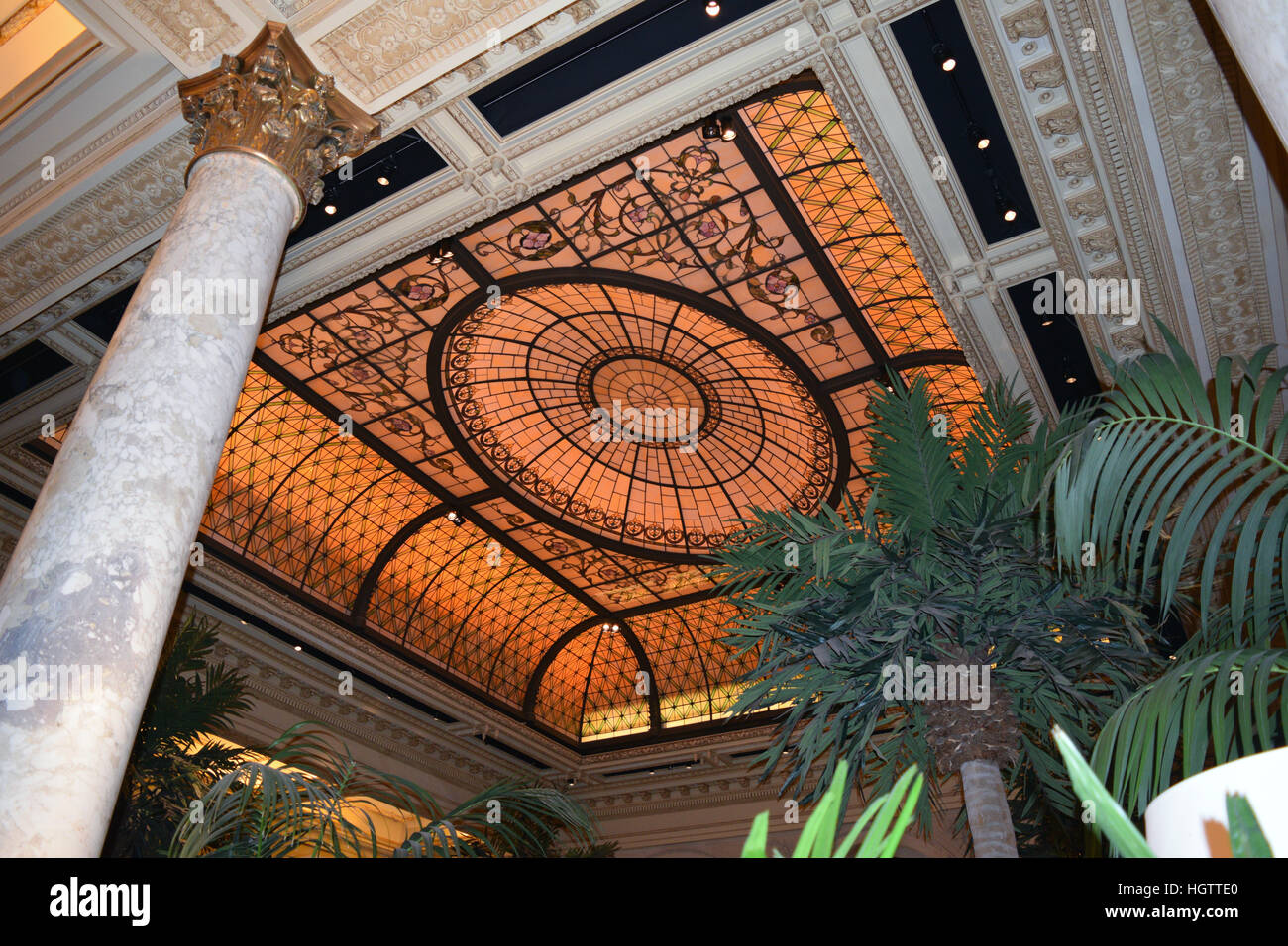 Plafond de verre teinté incroyable dans le Plaza Hotel, New York City Banque D'Images