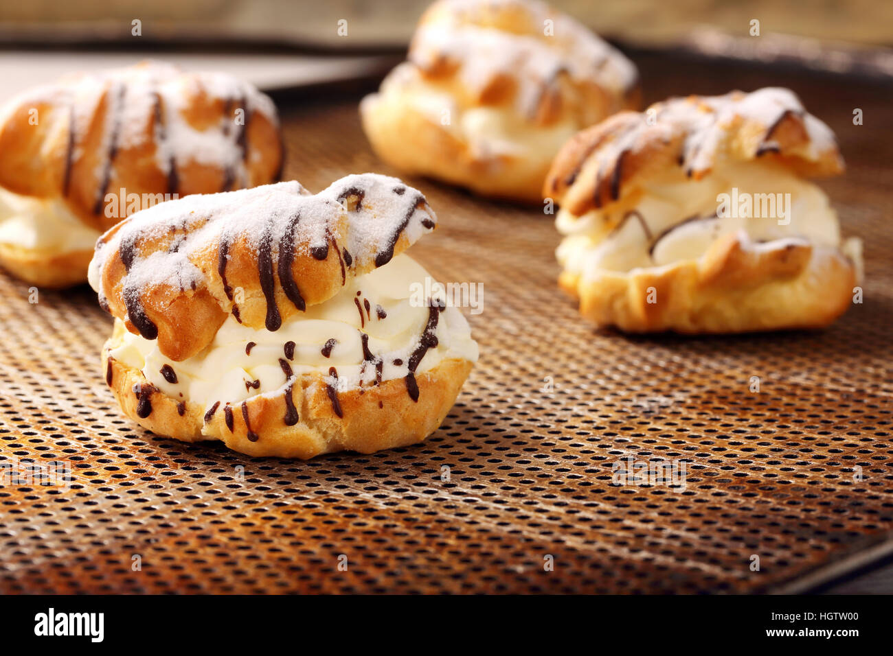 Chou A La Creme Gateau Avec Glacage Au Chocolat Et De Remplissage Jeu De Restauration Photo Stock Alamy Chou A La Creme Gateau Avec Glacage Au Chocolat Et De Remplissage Jeu De Restauration Photo Stock Alamy