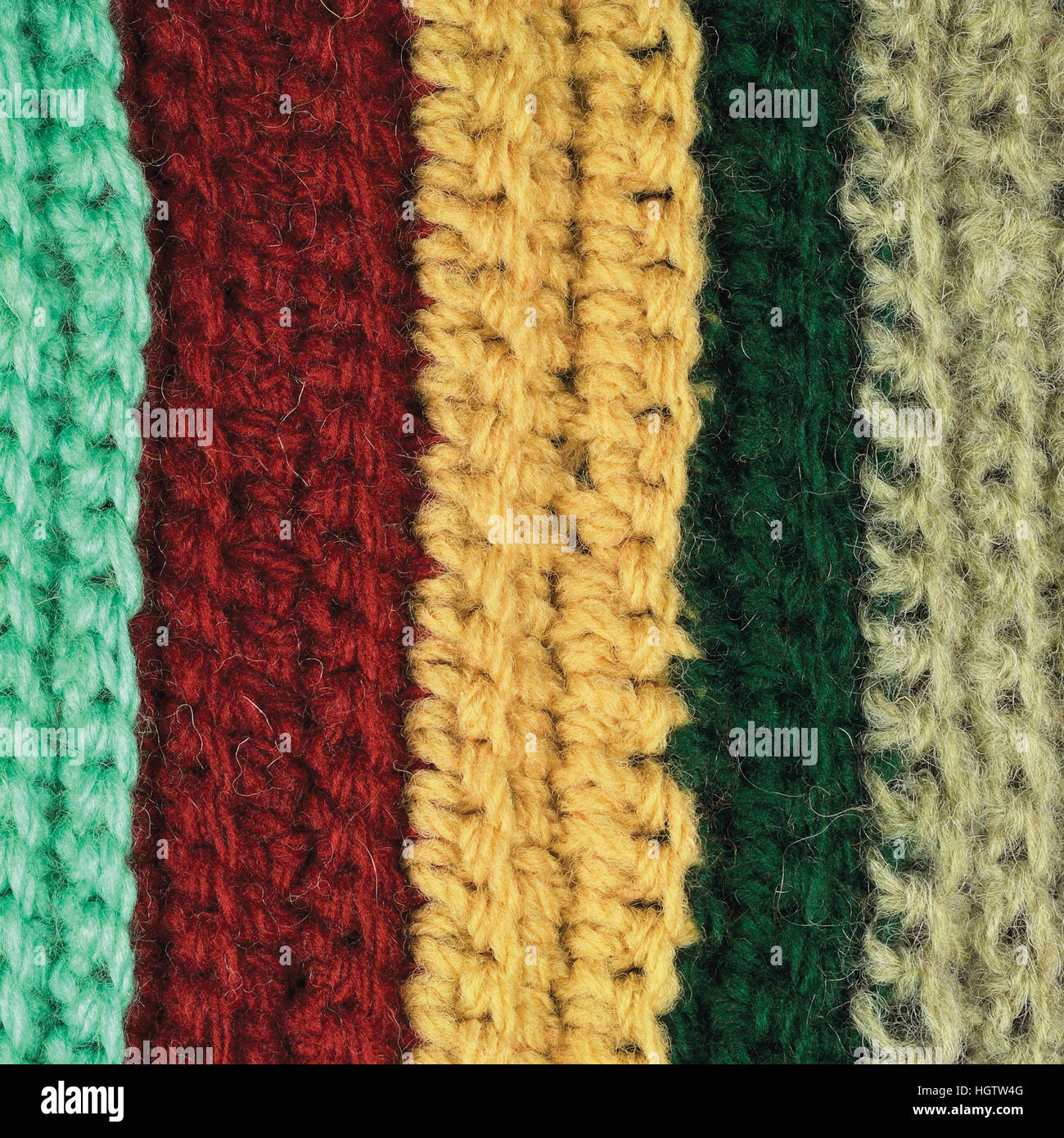 Vêtement en tricot de laine fine rayures colorées background texture naturelle, jaune, beige, bordeaux, bleu, vert, grand gros plan macro écharpe texturée détaillées Banque D'Images