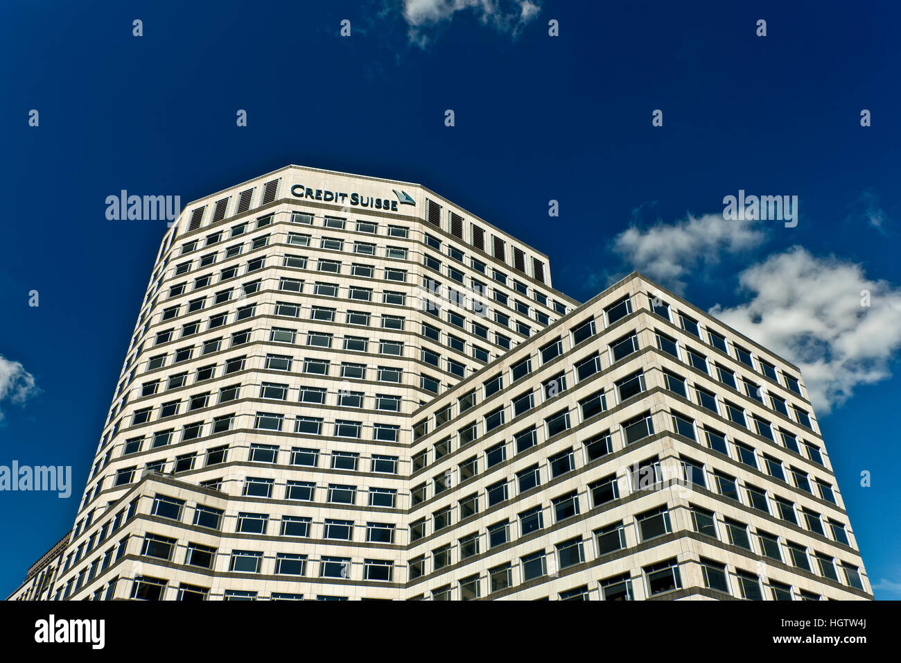 Les bureaux de la banque Crédit Suisse, Canary Wharf, financial district centre. CBD Central Business District. Docklands Isle of Dogs. Londres, Angleterre. Ciel bleu Banque D'Images