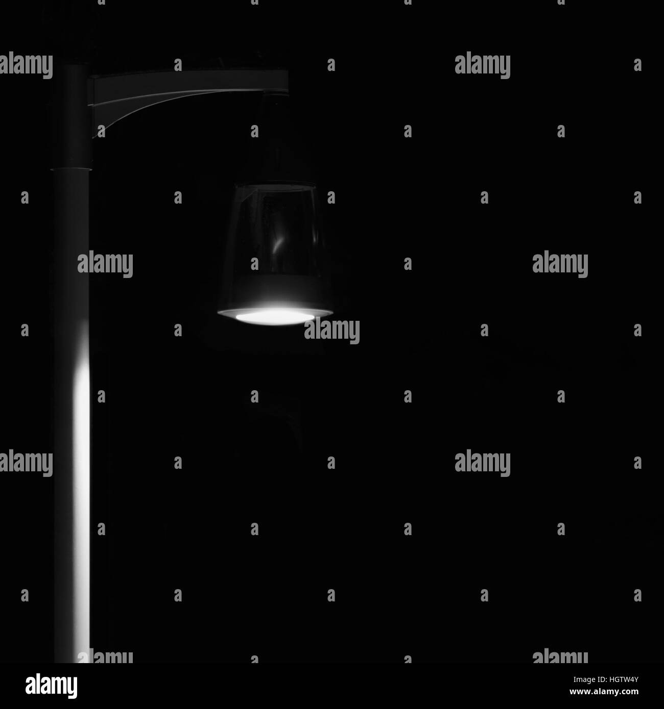 Lampe lanterne d'extérieur lumineux allumé Post poteau, Concept Solitaire Solitude métaphore, allumé la lumière de la fenêtre verticale, parc de nuit déserte Gros Plan de scène Banque D'Images