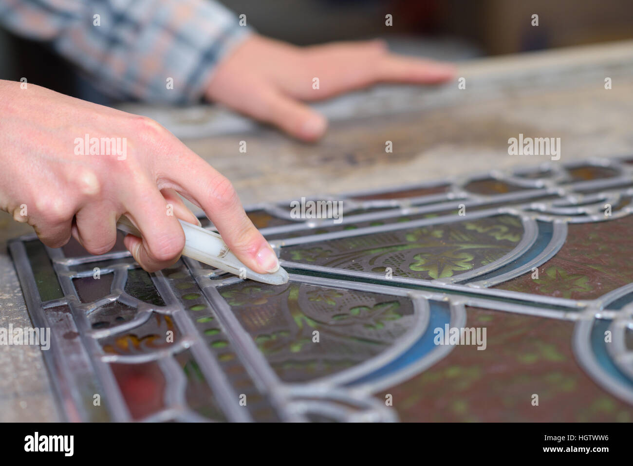 Dame travaillant avec vitraux Banque D'Images