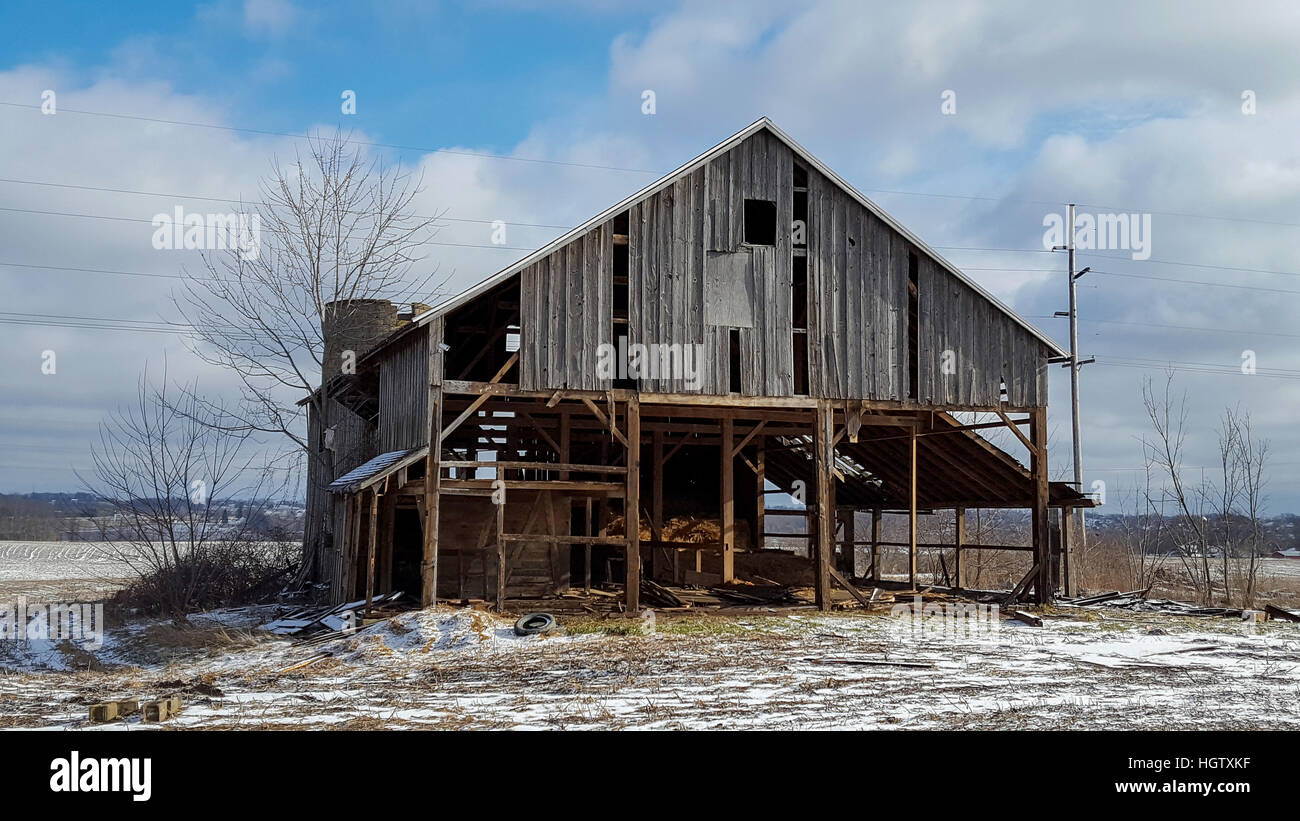 Vieille grange délabrée du Michigan en hiver Banque D'Images