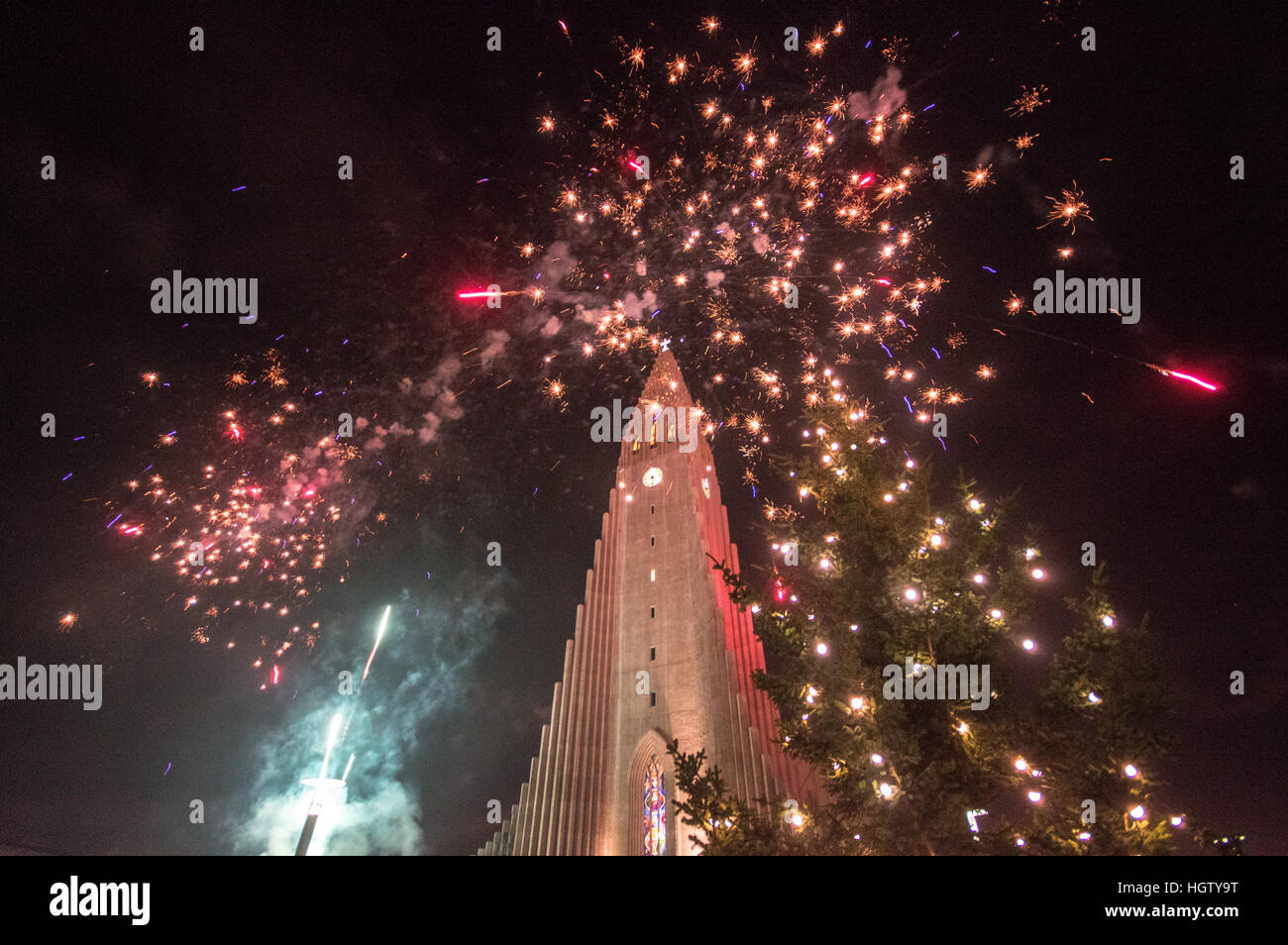 En dehors de l'artifice à Reykjavik Hallgrimskirkja, Islande, Nouvel An 2017. Banque D'Images