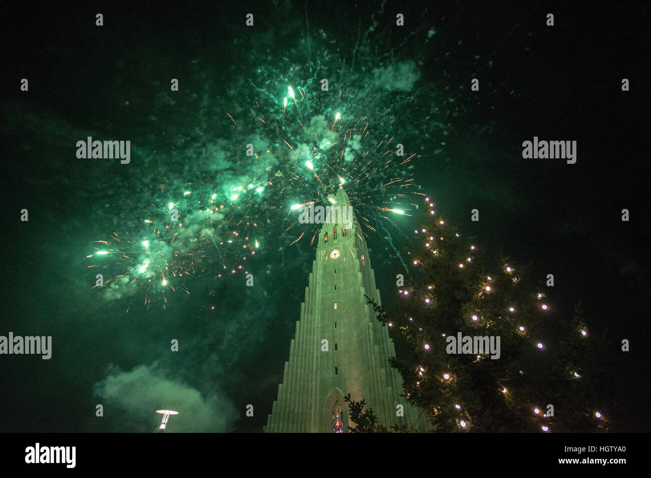 En dehors de l'artifice à Reykjavik Hallgrimskirkja, Islande, Nouvel An 2017. Banque D'Images