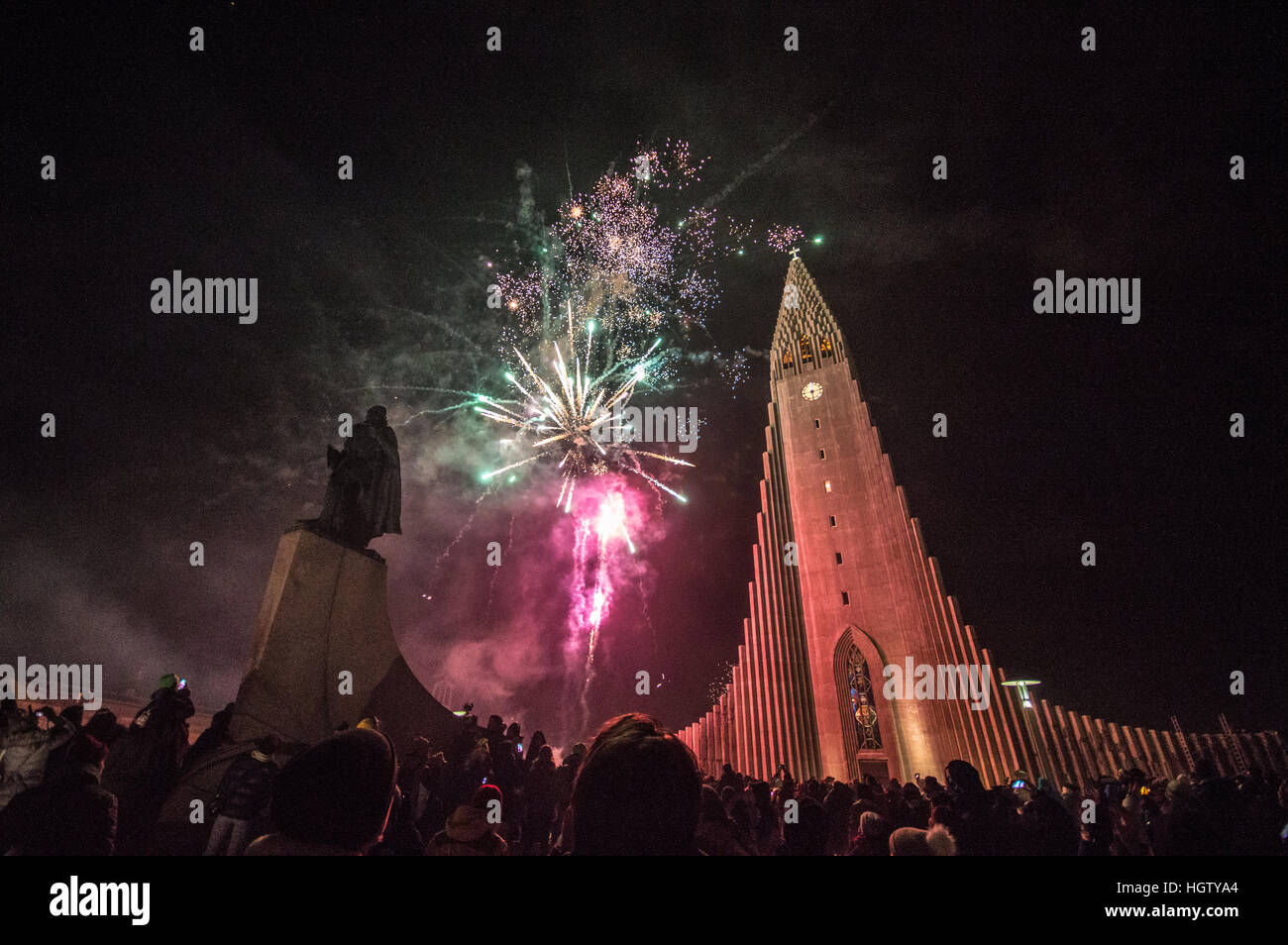 En dehors de l'artifice à Reykjavik Hallgrimskirkja, Islande, Nouvel An 2017. Banque D'Images