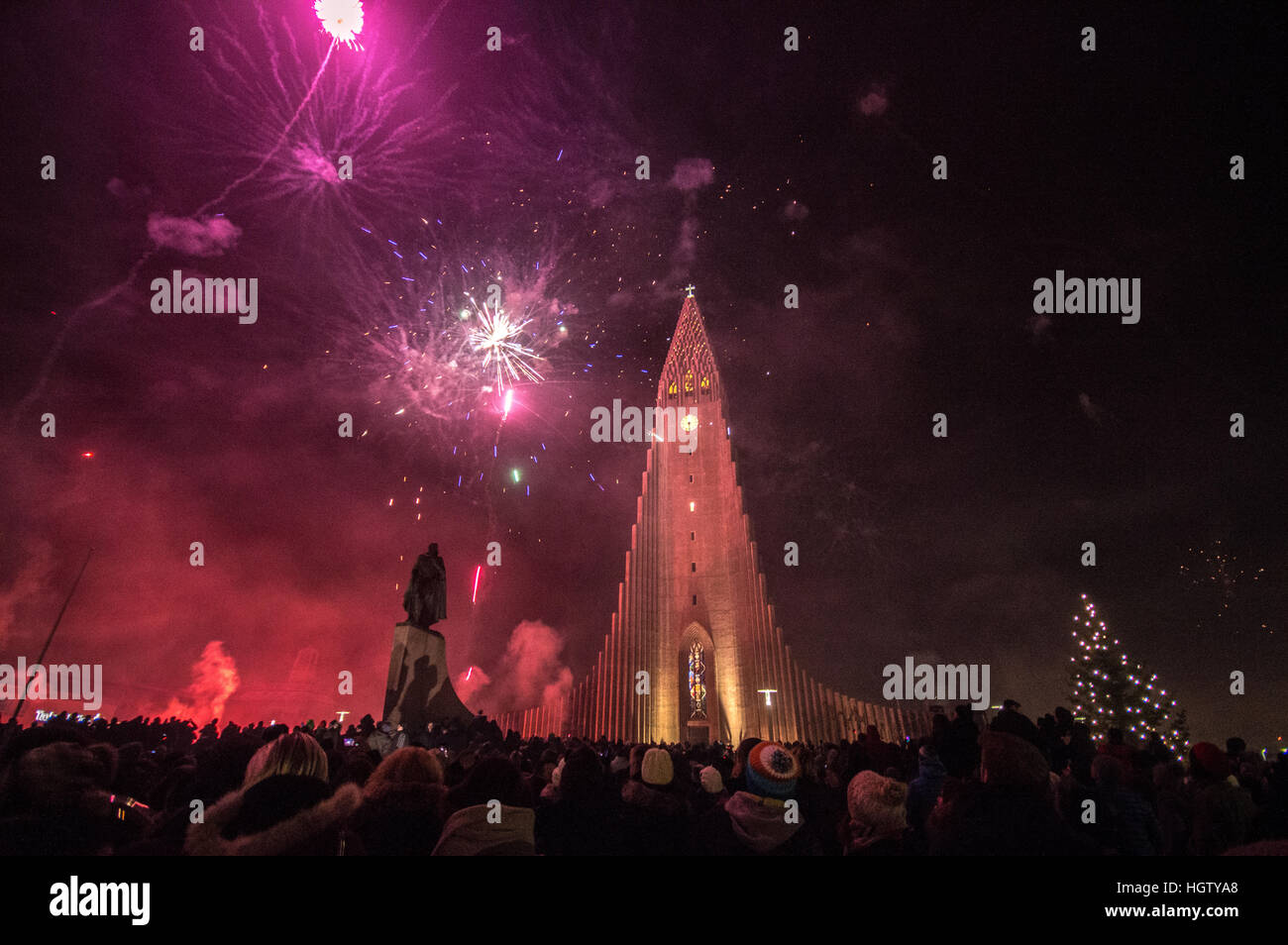 En dehors de l'artifice à Reykjavik Hallgrimskirkja, Islande, Nouvel An 2017. Banque D'Images
