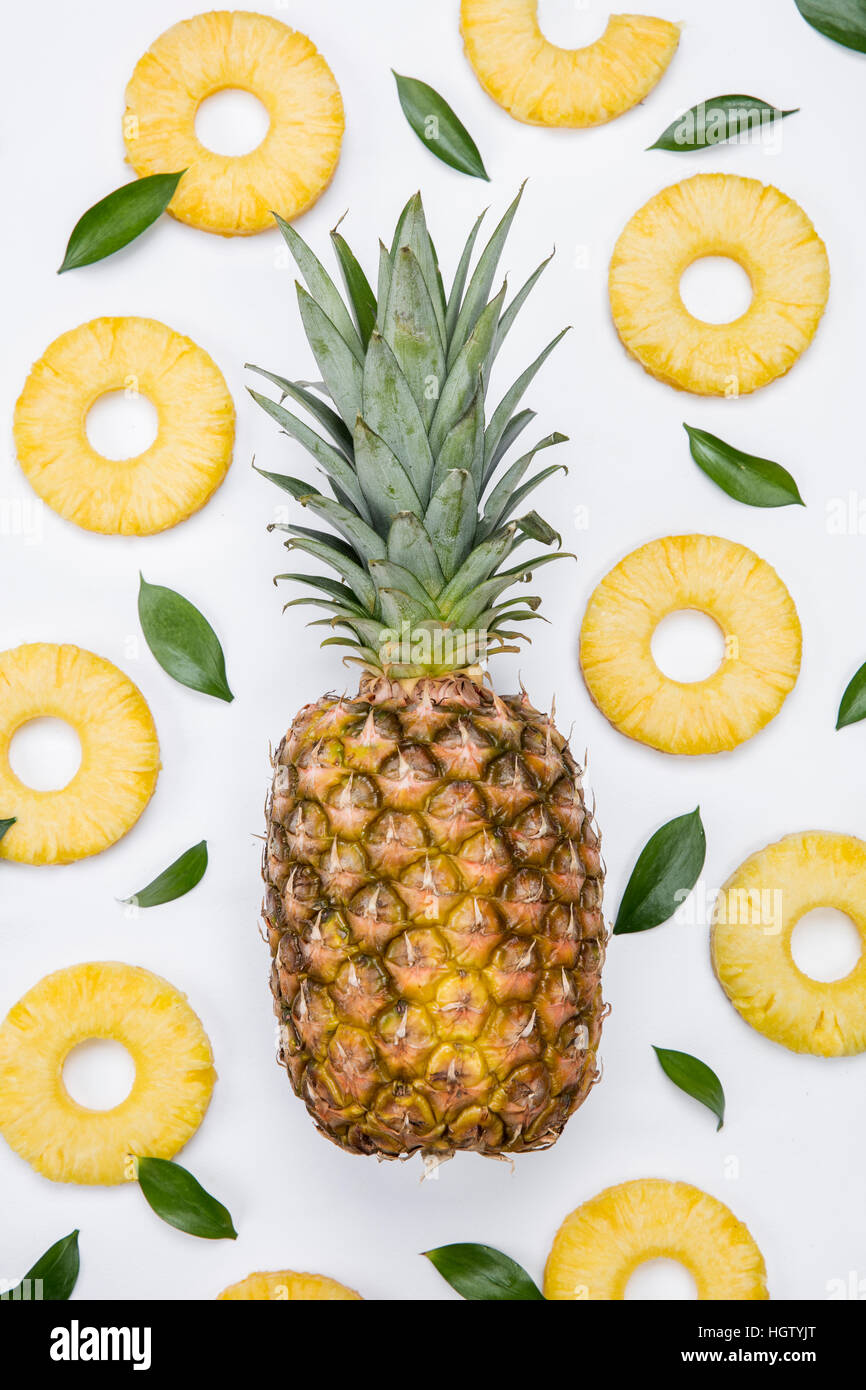 Les coupes transversales de l'ananas avec un ananas Banque D'Images