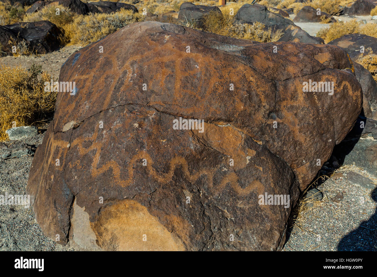 Pétroglyphes picotés en basalte avec couche de vernis du désert, à la BLM Grimes Point zone archéologique près de FALLON, Nevada, USA Banque D'Images