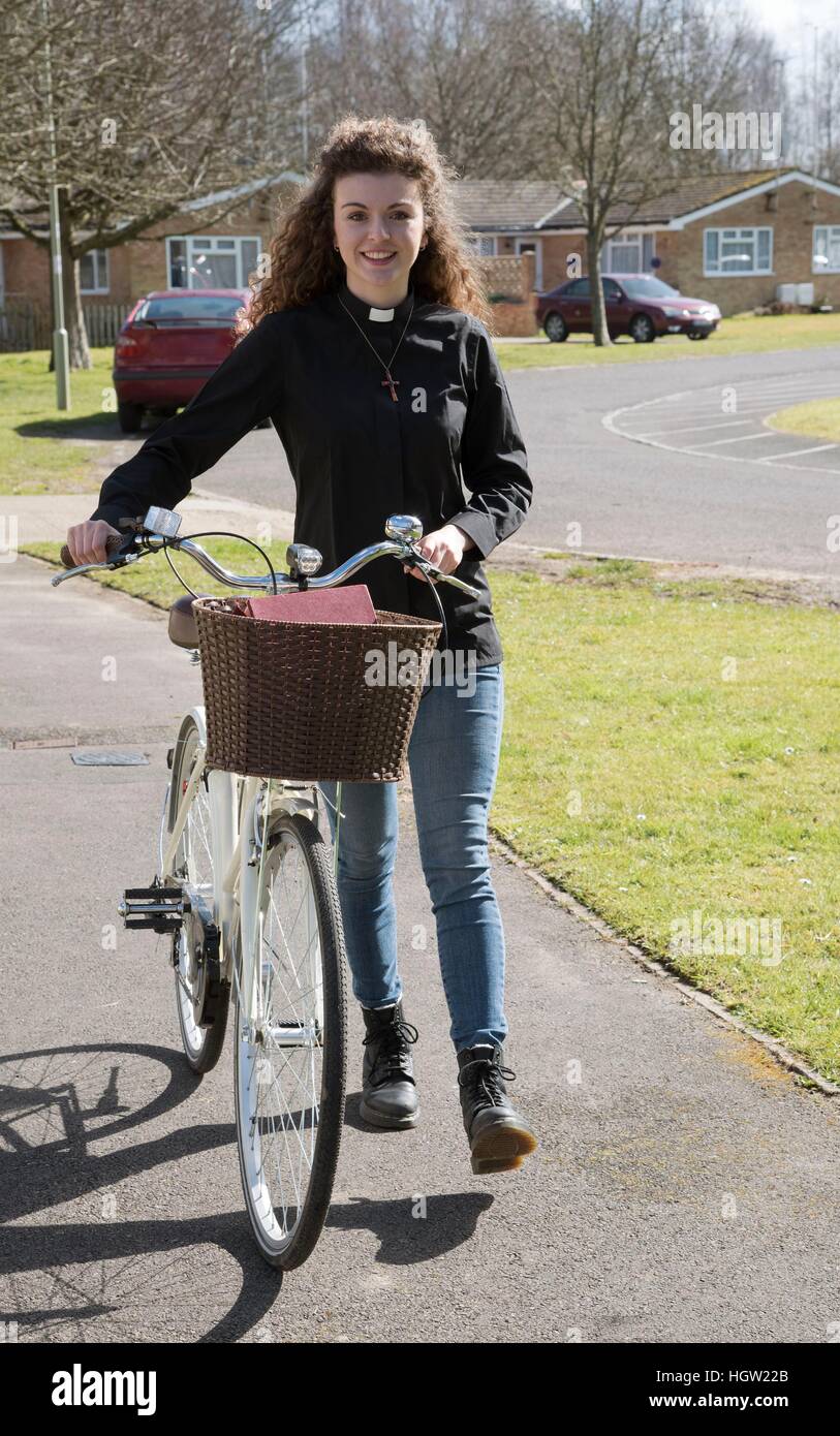 Jeune curé en utilisant un vélo que les transports Photo Stock - Alamy