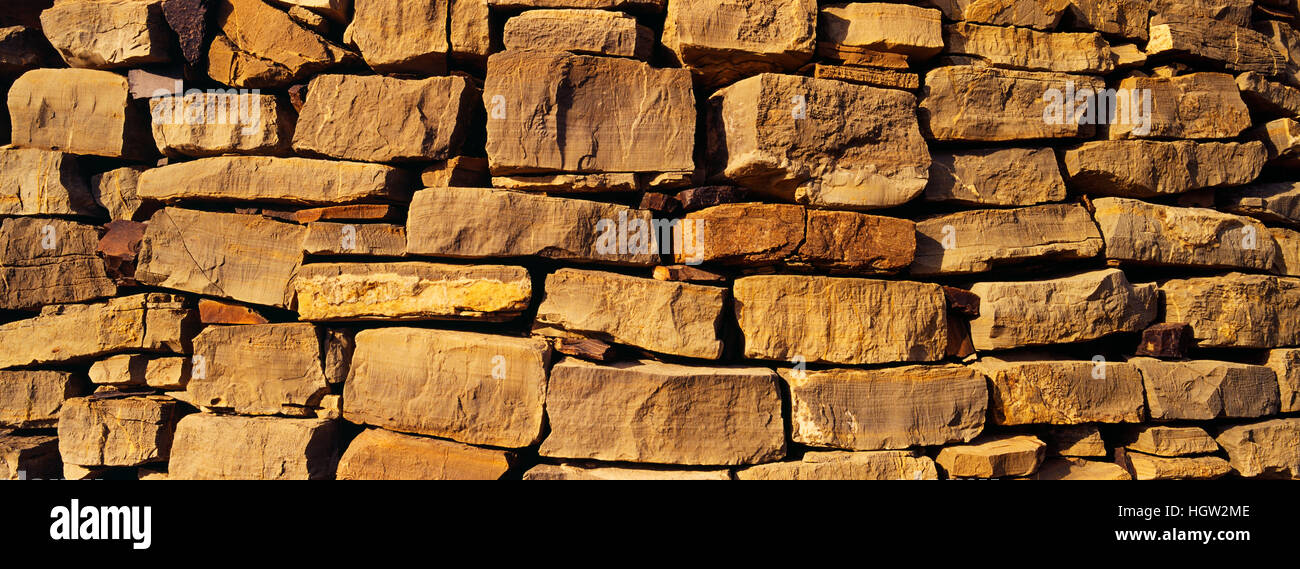 La pile de plaques de pierres d'un ancien tumulus de Pierre à la main et tombe sur un desert ridge. Banque D'Images