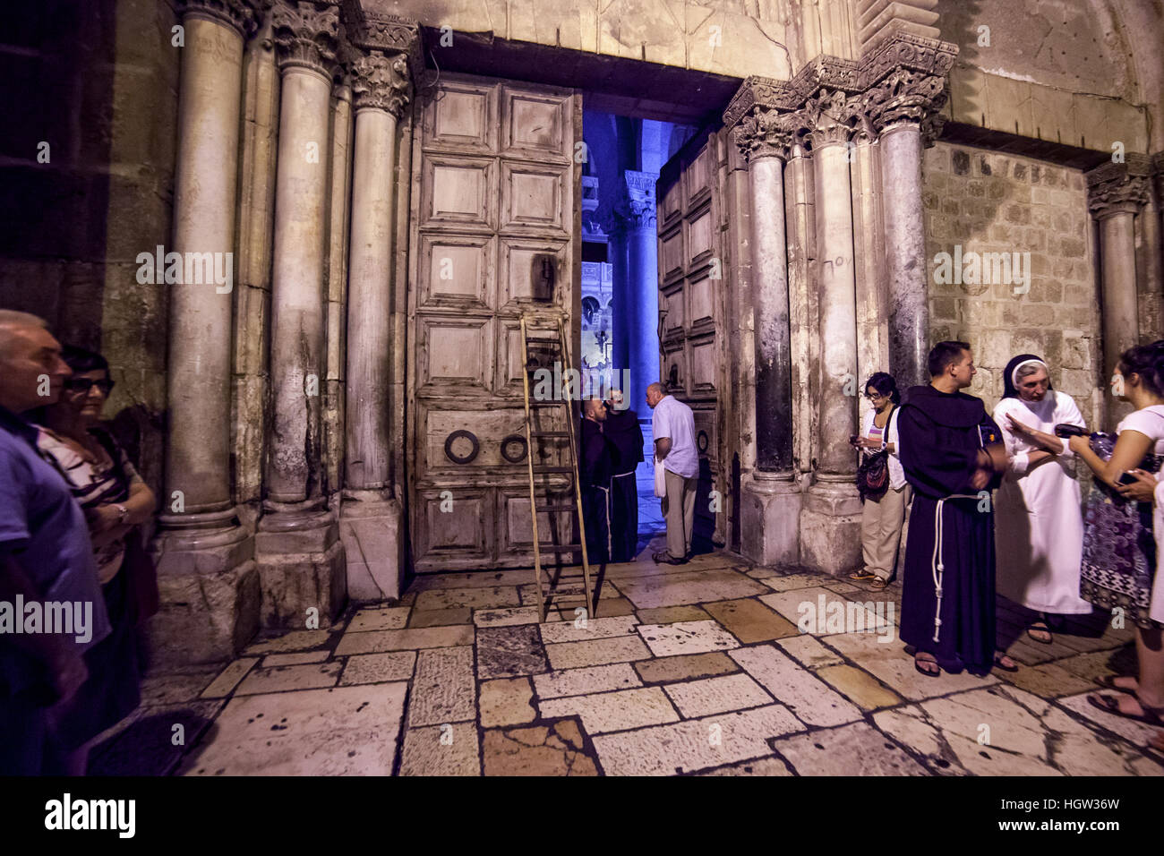 Jérusalem, Israël - 12 juillet 2014 : Pèlerins attendre pour un rituel de la fermeture des portes de l'église de Saint Sépulcre. Banque D'Images