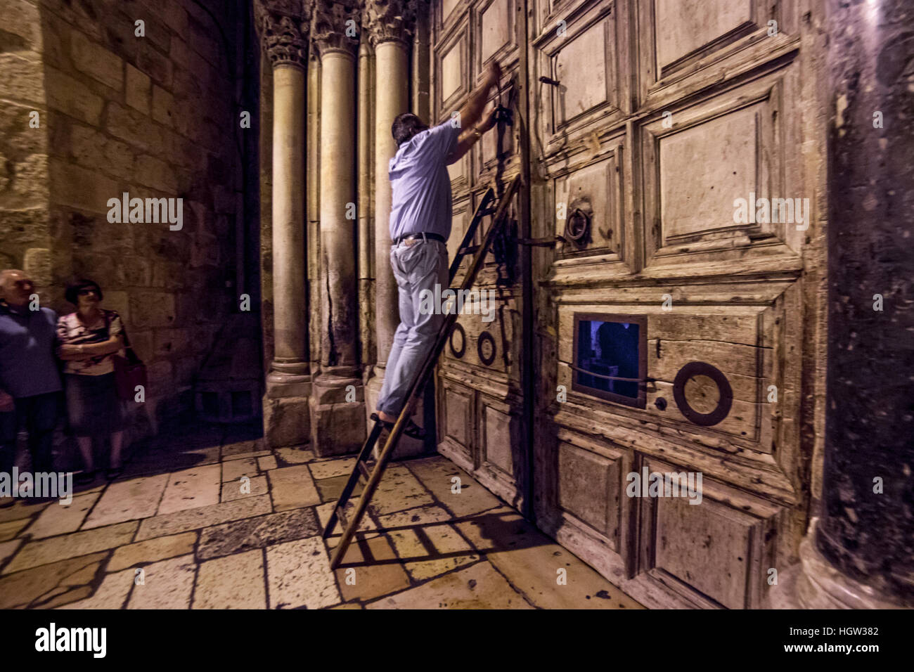 Jérusalem, Israël - 12 juillet 2014 : Rituel de la fermeture des portes de l'église de Saint Sépulcre. Banque D'Images