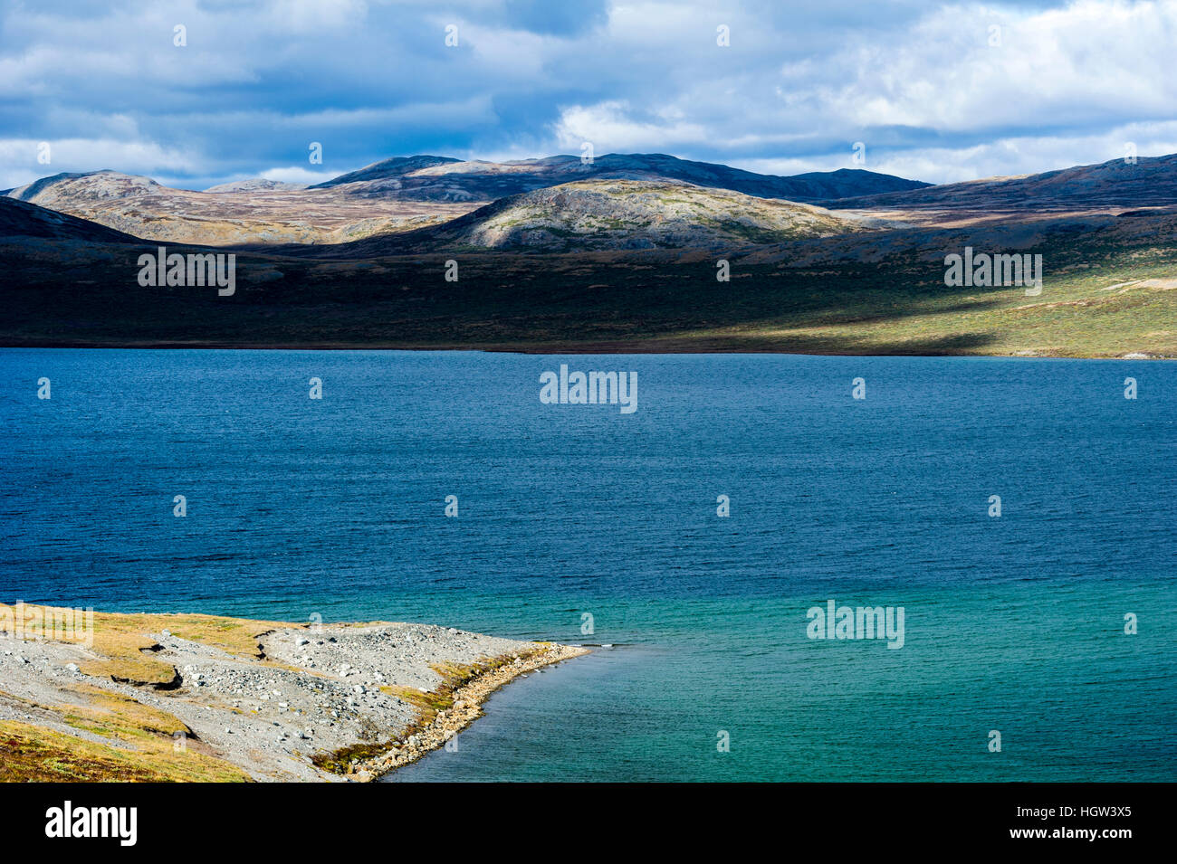 Un bleu clair lac alpin entouré de montagnes. Banque D'Images