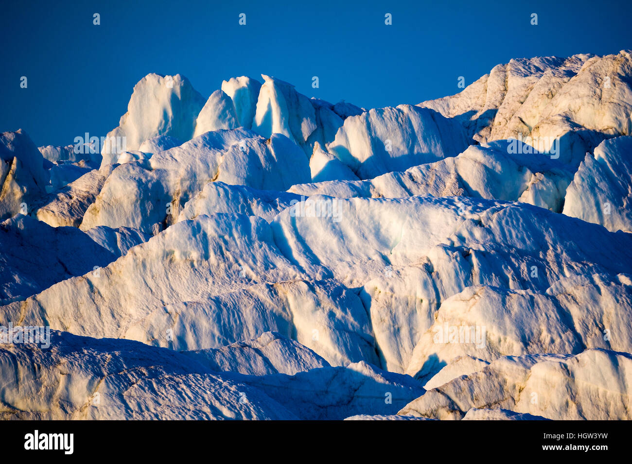 Teintes pastel sur un champ de crevasses et des crêtes de pression dans la zone de fracture d'un glacier. Banque D'Images