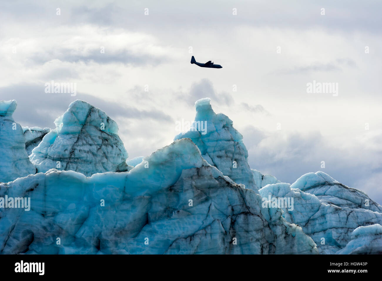 Un avion Hercules des Forces aériennes volant au-dessus de l'inlandsis du Groenland. Banque D'Images