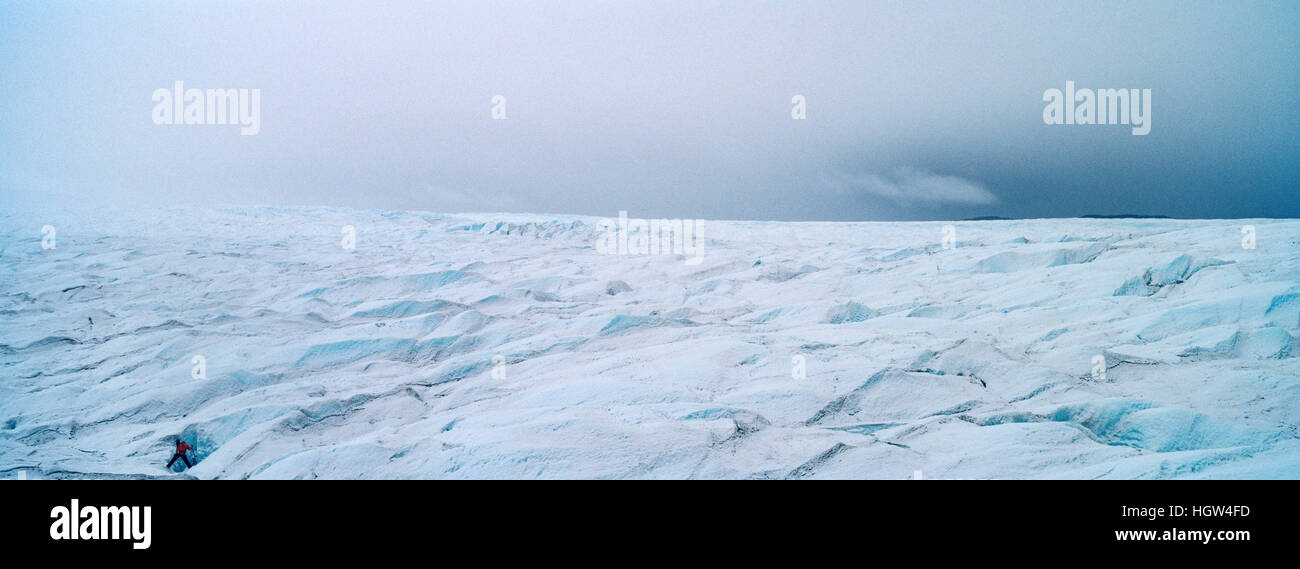 La gelée et des terres incultes et stériles de glace pliée sur la surface de l'inlandsis du Groenland. Banque D'Images