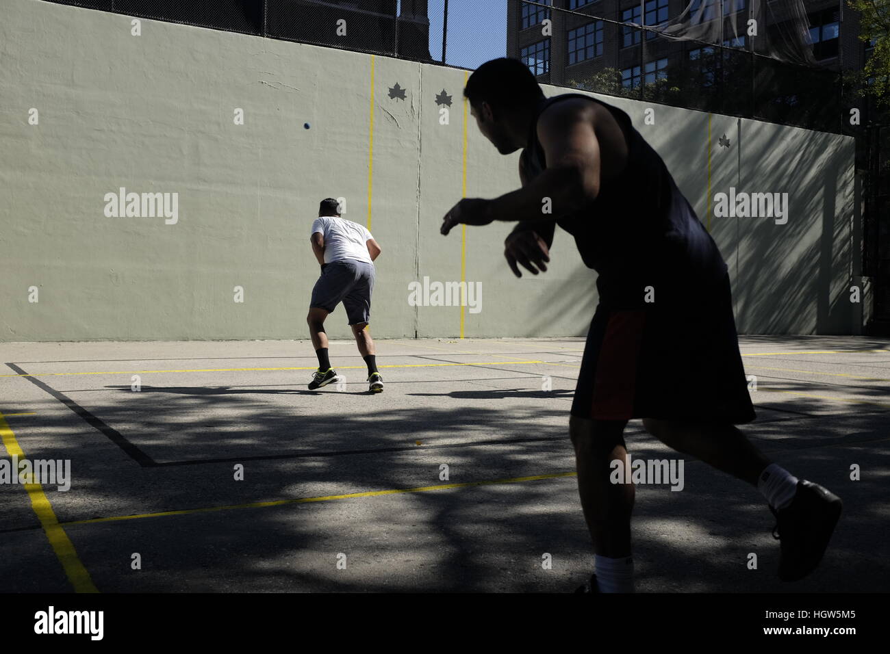 NEW YORK, NY : deux hommes jouer hand ball à l'un des nombreux tribunaux dans le centre-ville de Manhattan. Banque D'Images