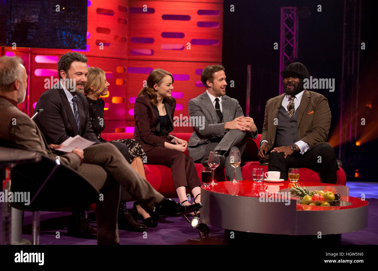 De gauche à droite) Graham Norton, Ben Affleck, Sienna Miller, Emma Stone et Ryan Gosling pendant le tournage de The Graham Norton Show à la London Studios, le sud de Londres, pour
