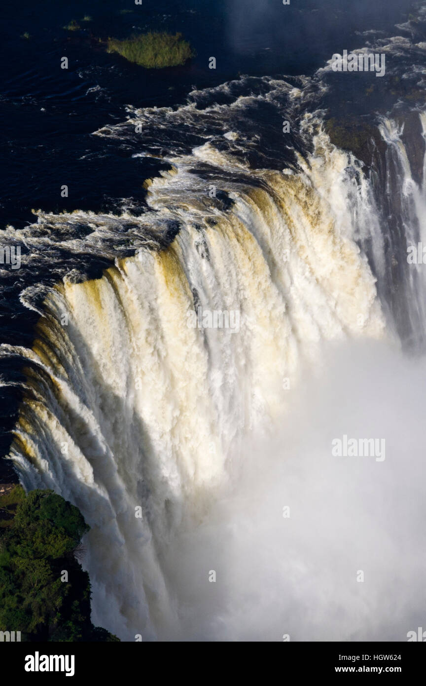 Des torrents d'eau de la cascade du Zambèze sur Victoria Falls dans le gouffre de la cataracte du diable. Banque D'Images