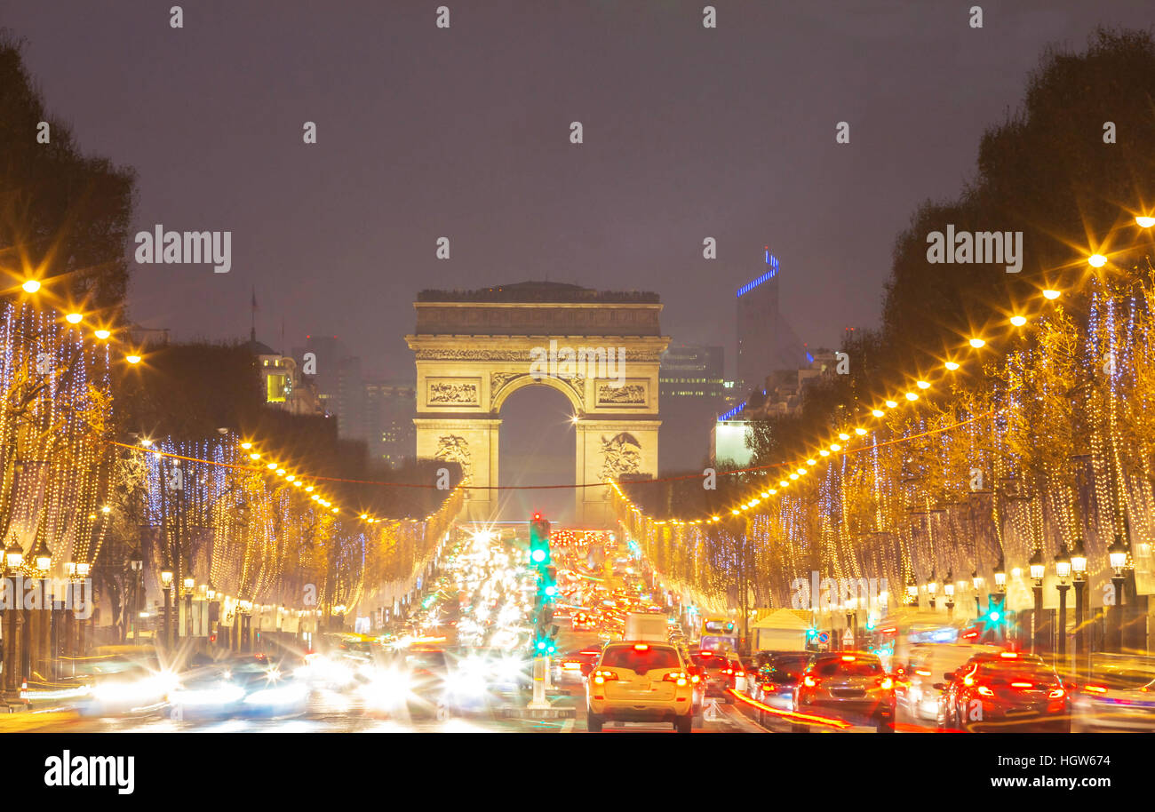 L'Arc de Triomphe et des Champs Elysées illuminés pour Noël,Paris, France. Banque D'Images