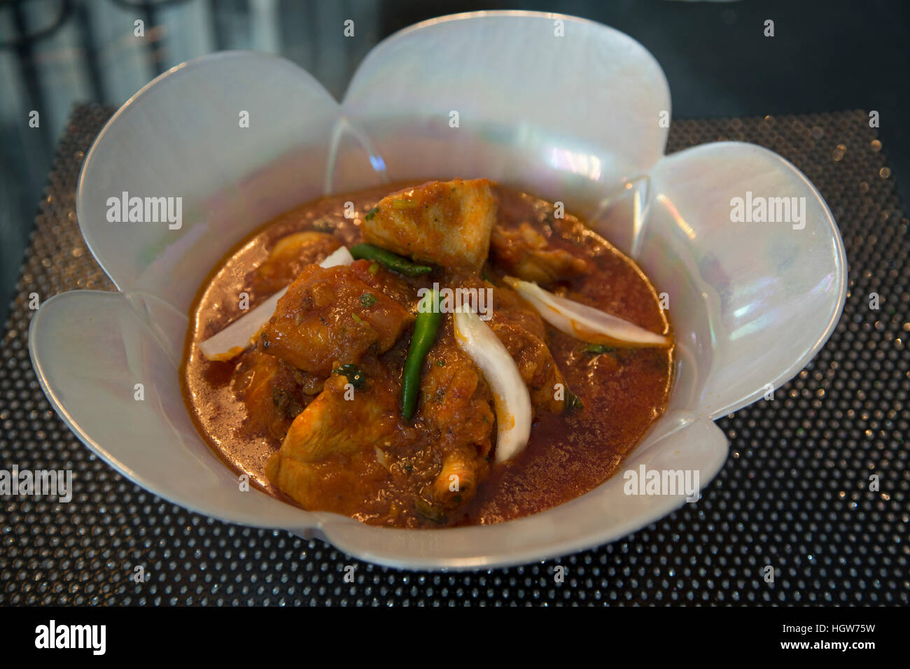 Poulet Korma plat - bol en forme de fleur blanche Banque D'Images