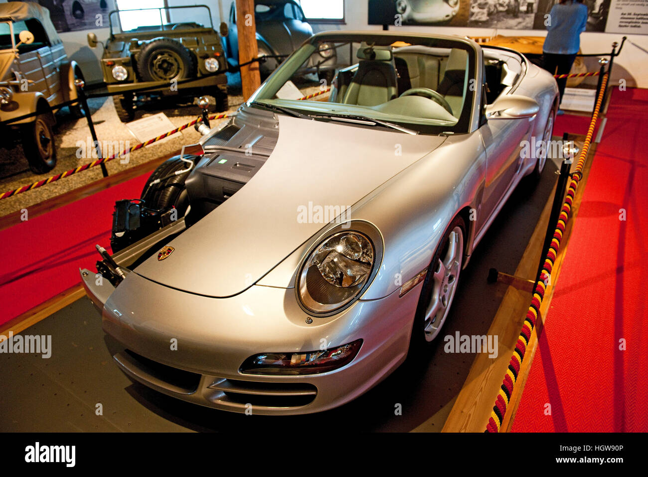 1:1 Modèle en coupe de Porsche 911 997 4s cabriolet voiture, Musée Porsche Pfeifhofer, Gmuend, Hessen, Allemagne, Europe, Gmünd Banque D'Images