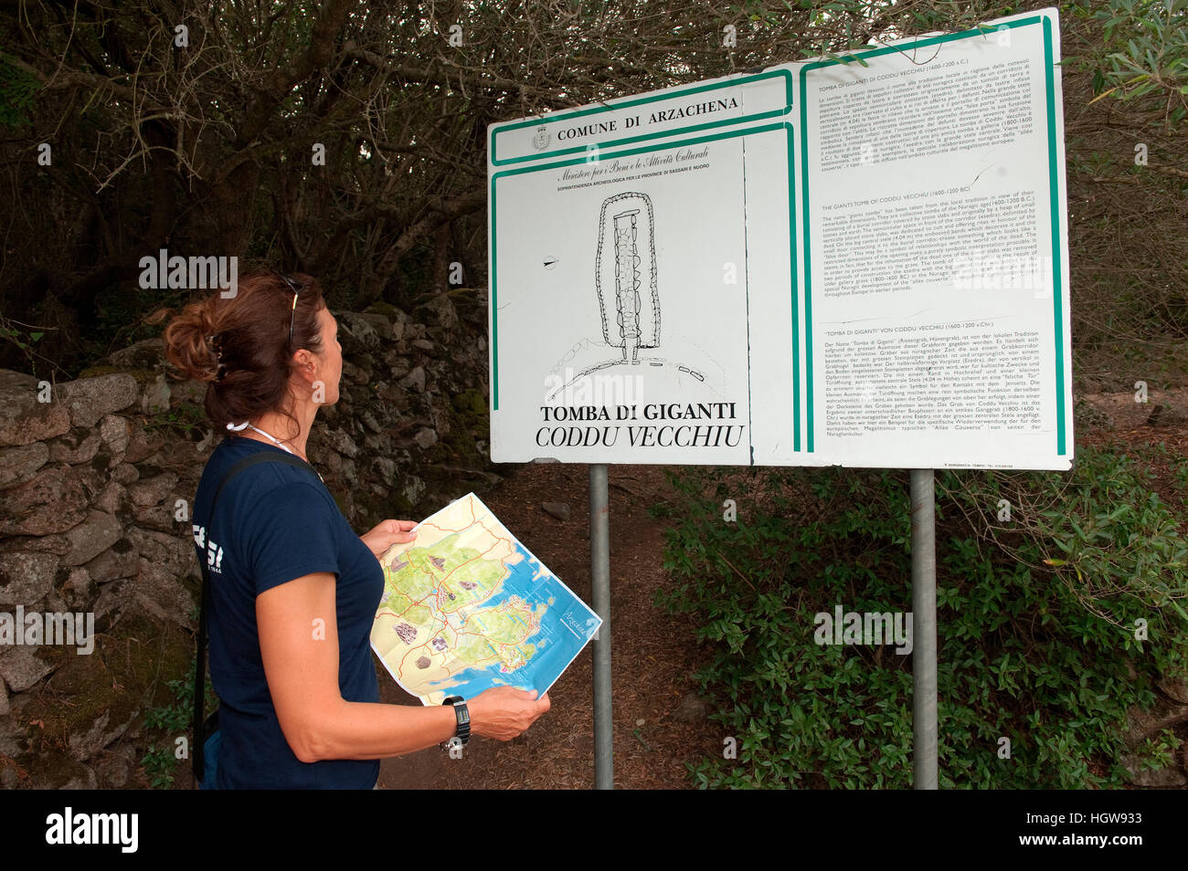 Les touristes à la recherche de l'information à Giant's Tomb Coddu Vecchiu, Arzachena, Gallura, province Sassari, Sardaigne, Sicile, Italie, Europe, Tombe des géants, tomba di giganti Banque D'Images