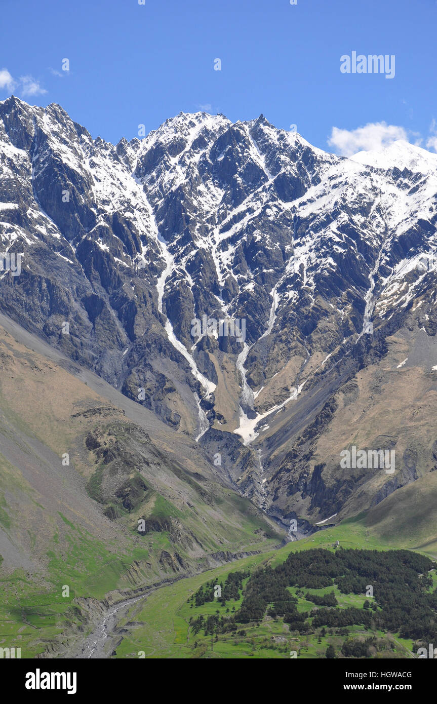 Gamme de montagne autour de Mont Khuro, route militaire géorgienne, Stepantsminda, Mont Khuro, Kazbegi, Géorgie, Caucase Mtskheta-Mtianeti, Banque D'Images