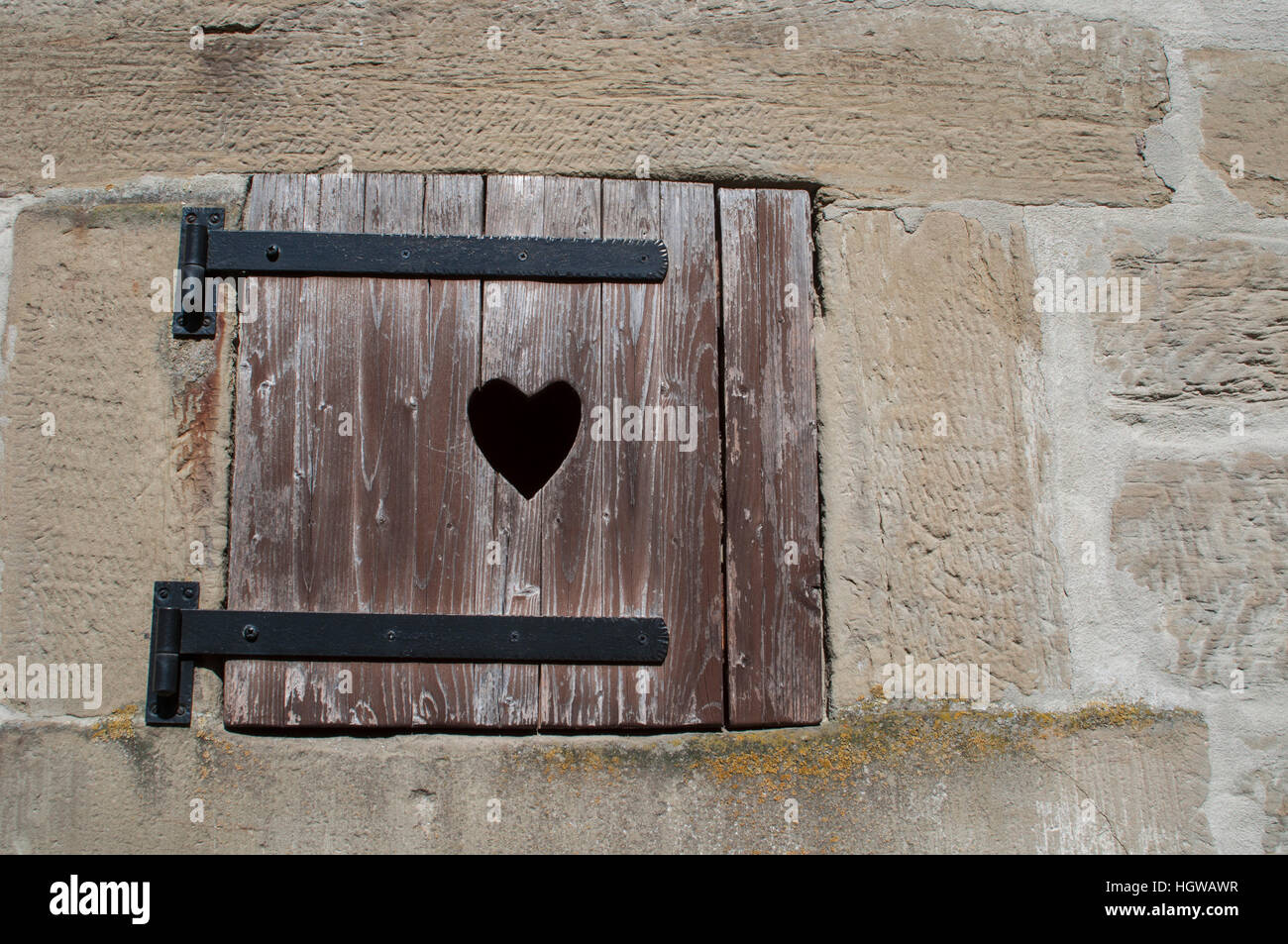 Volet de fenêtre en bois avec coeur, Bade-Wurtemberg, Allemagne, Heilbronn-Franconia, Bibersfeld, Schwaebisch Hall, région Hohenlohe Banque D'Images