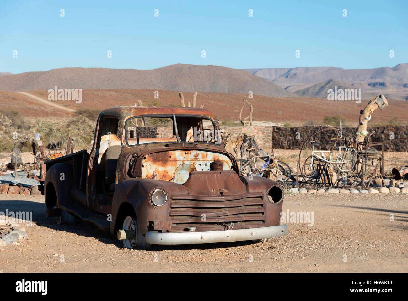 Oldtimer, carcasse de voiture rouillée dans les locaux de la rivière Tsauchab Camp, Namibie Banque D'Images