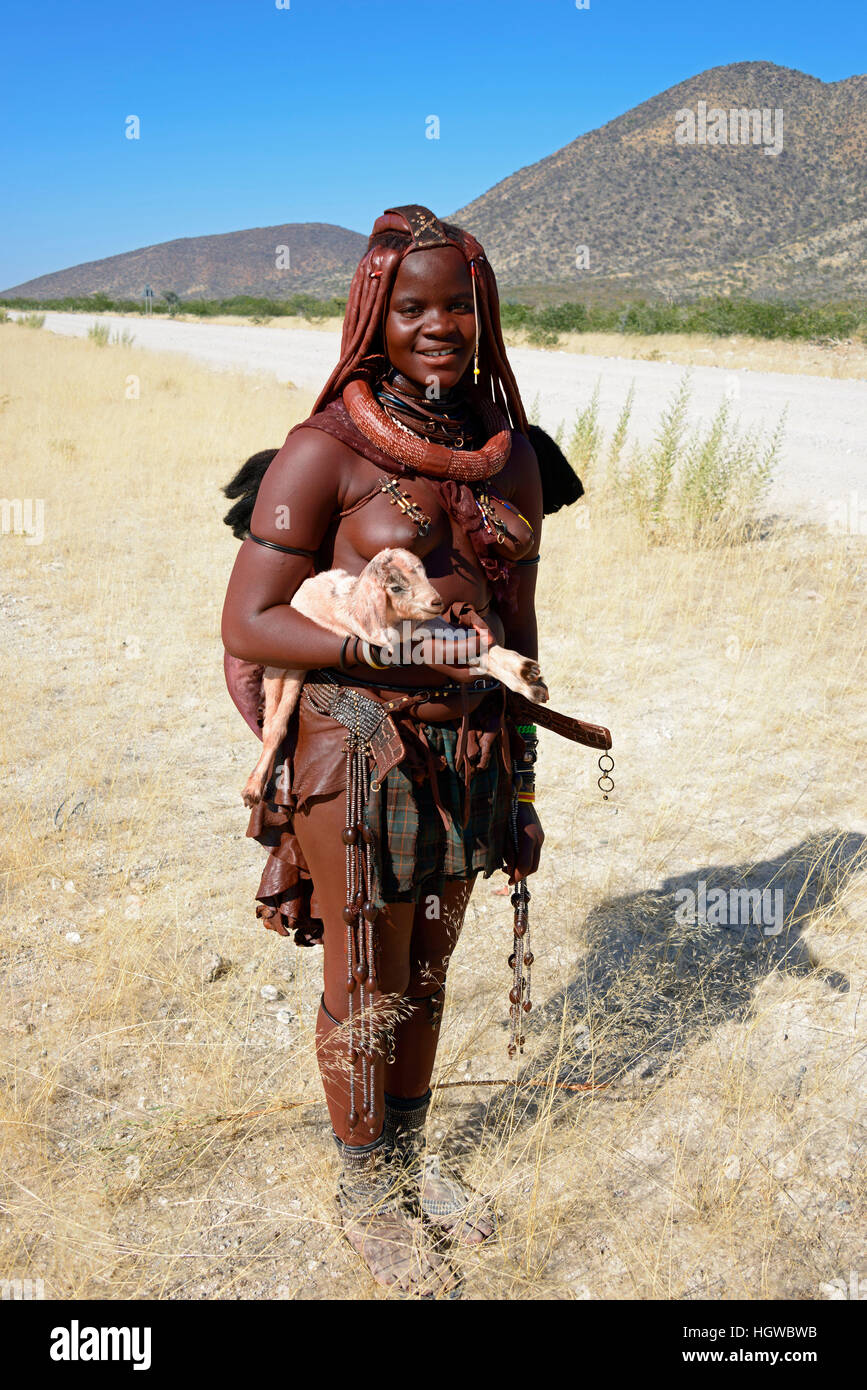 Femme Himba avec chèvre, Kaokoveld, Namibie Banque D'Images