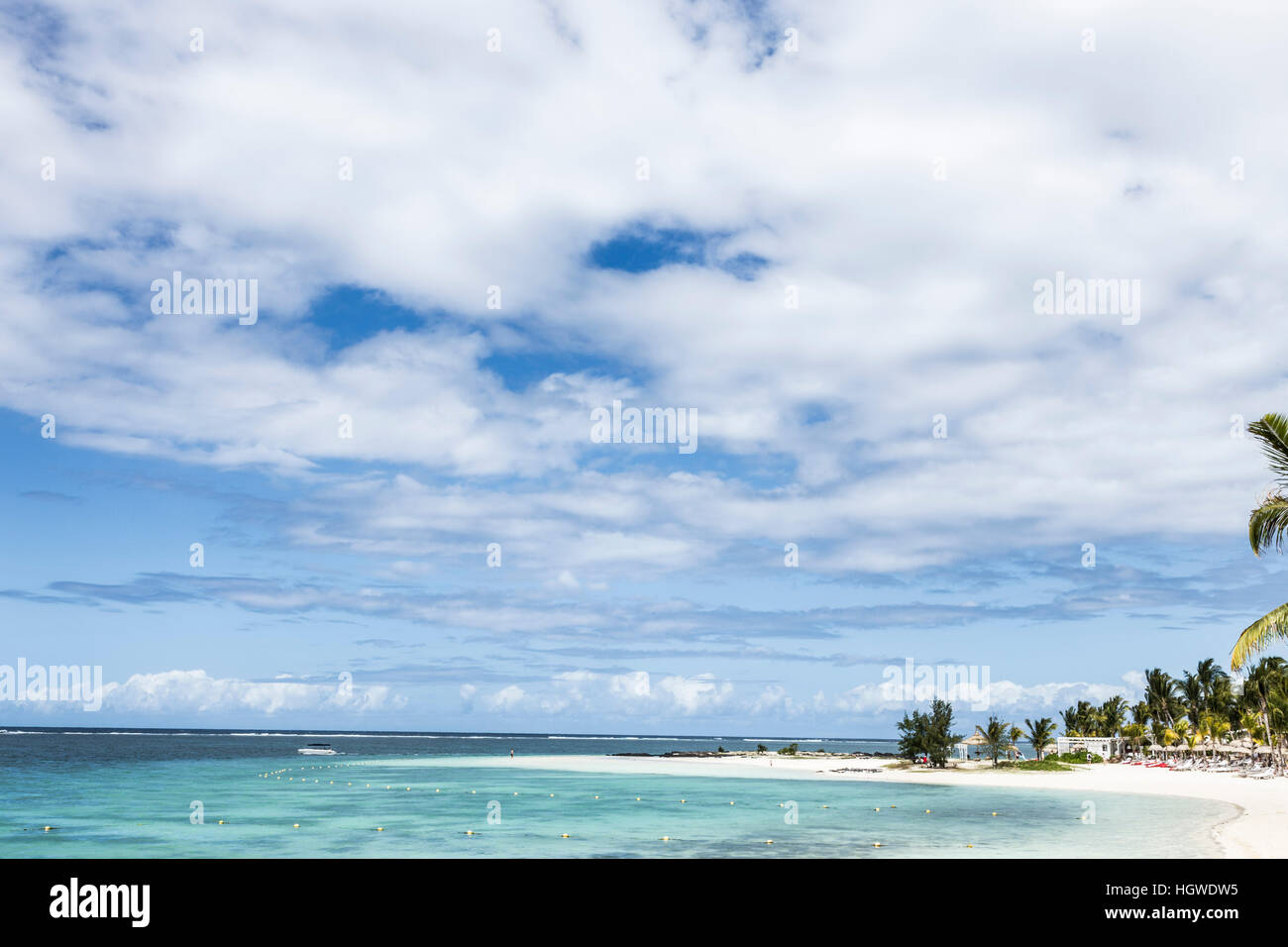 De la mer à l'île Maurice sous un ciel nuageux. Banque D'Images